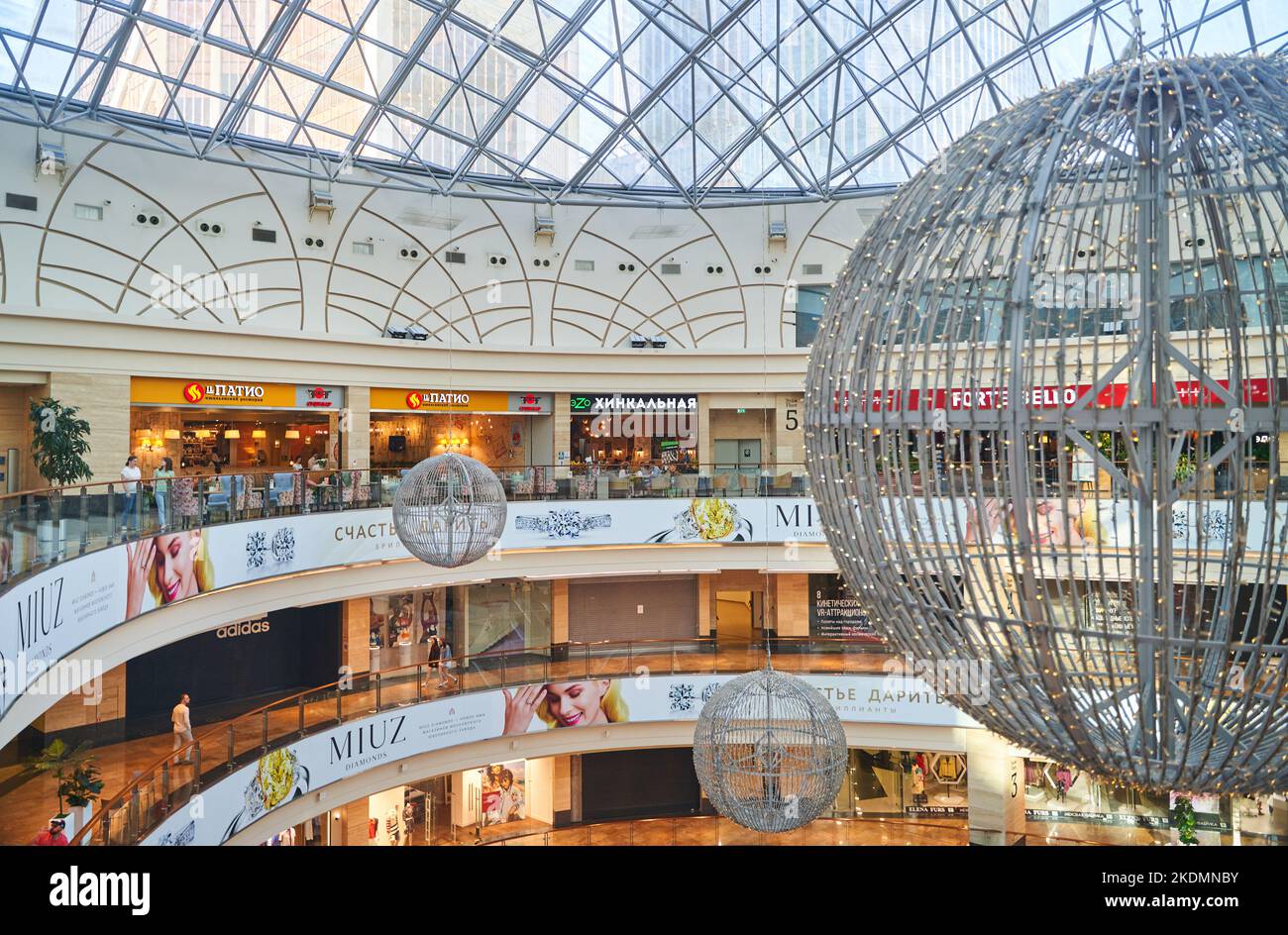 Mosca, Russia - 30.07.2022: Tetto trasparente con pallina sospesa del centro commerciale Afimall nel Centro Affari Internazionale di Mosca Foto Stock