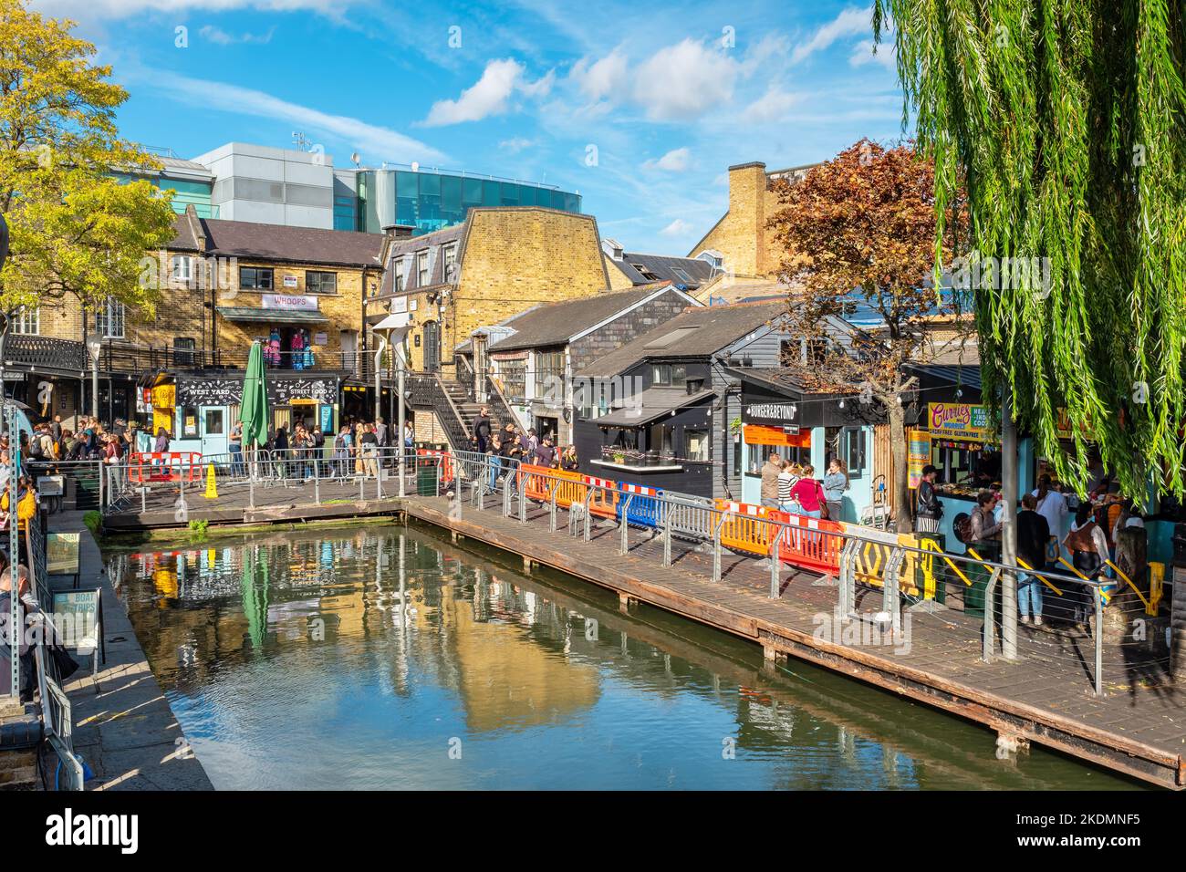 Vista sul bacino del Regents Canal e bancarelle di cibo al Camden Market. Londra, Inghilterra Foto Stock