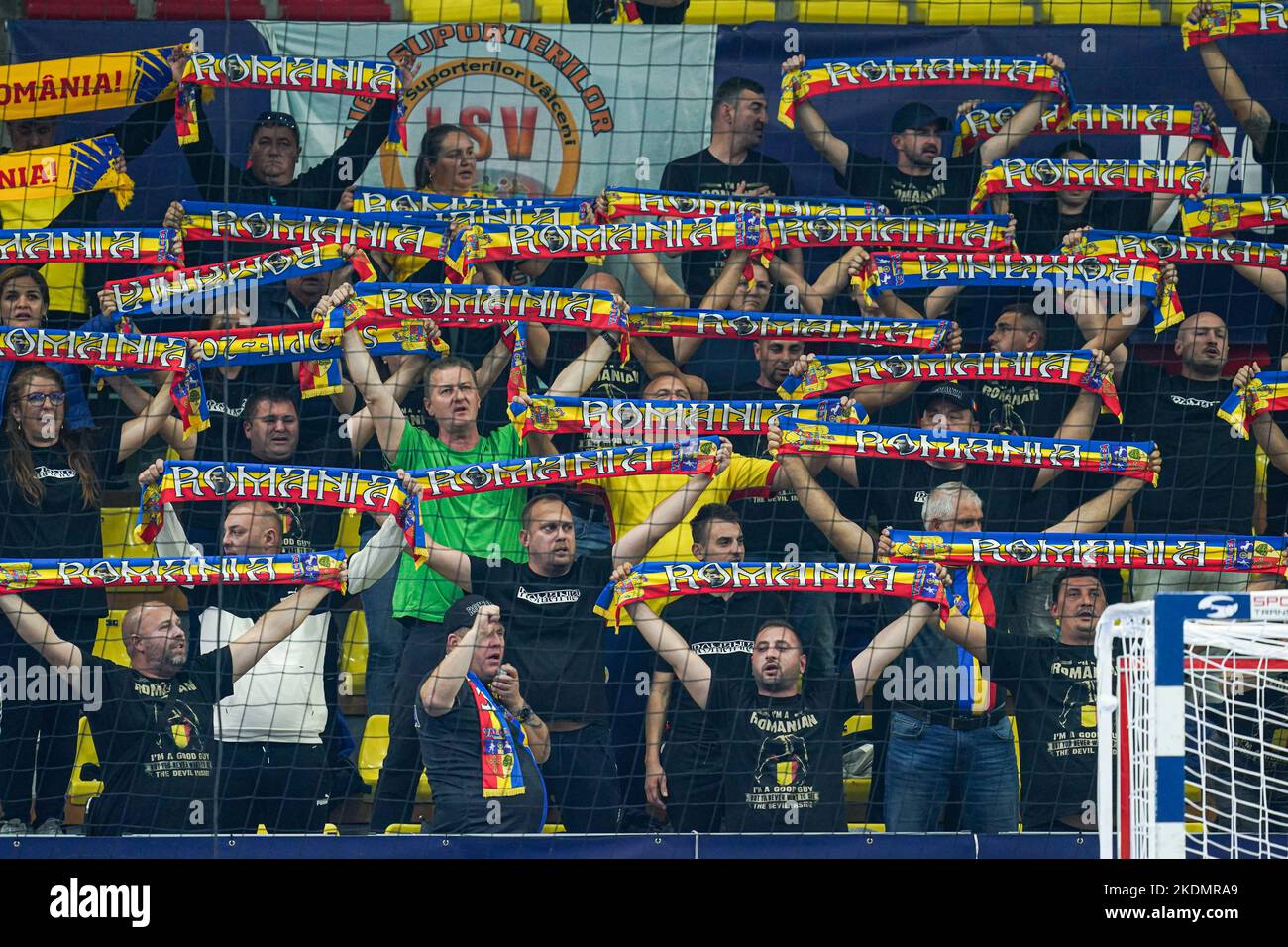 SKOPJE, MACEDONIA 7 NOVEMBRE Tifosi della Romania durante il turno