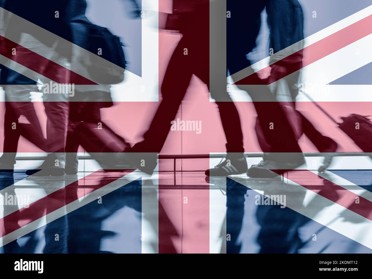 Giovani uomini con valigie di piccole dimensioni con bandiera del Regno Unito sovrastata. Immigrati clandestini, migranti, arrivi, centro di detenzione, concetto di Brexit Foto Stock