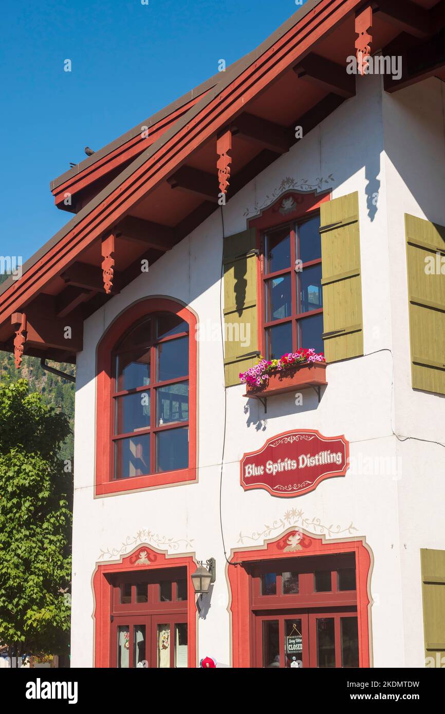 Un edificio in stile bavarese ospita la Blue Spirits Distilling nella città a tema tedesco di Leavenworth, Washington, USA. Foto Stock