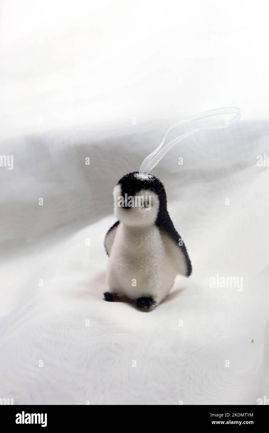 Piccolo pinguino albero di Natale decorazione su uno sfondo ghiacciato. Configurazione di Studio. Novembre 2022. Autunno. Foto Stock