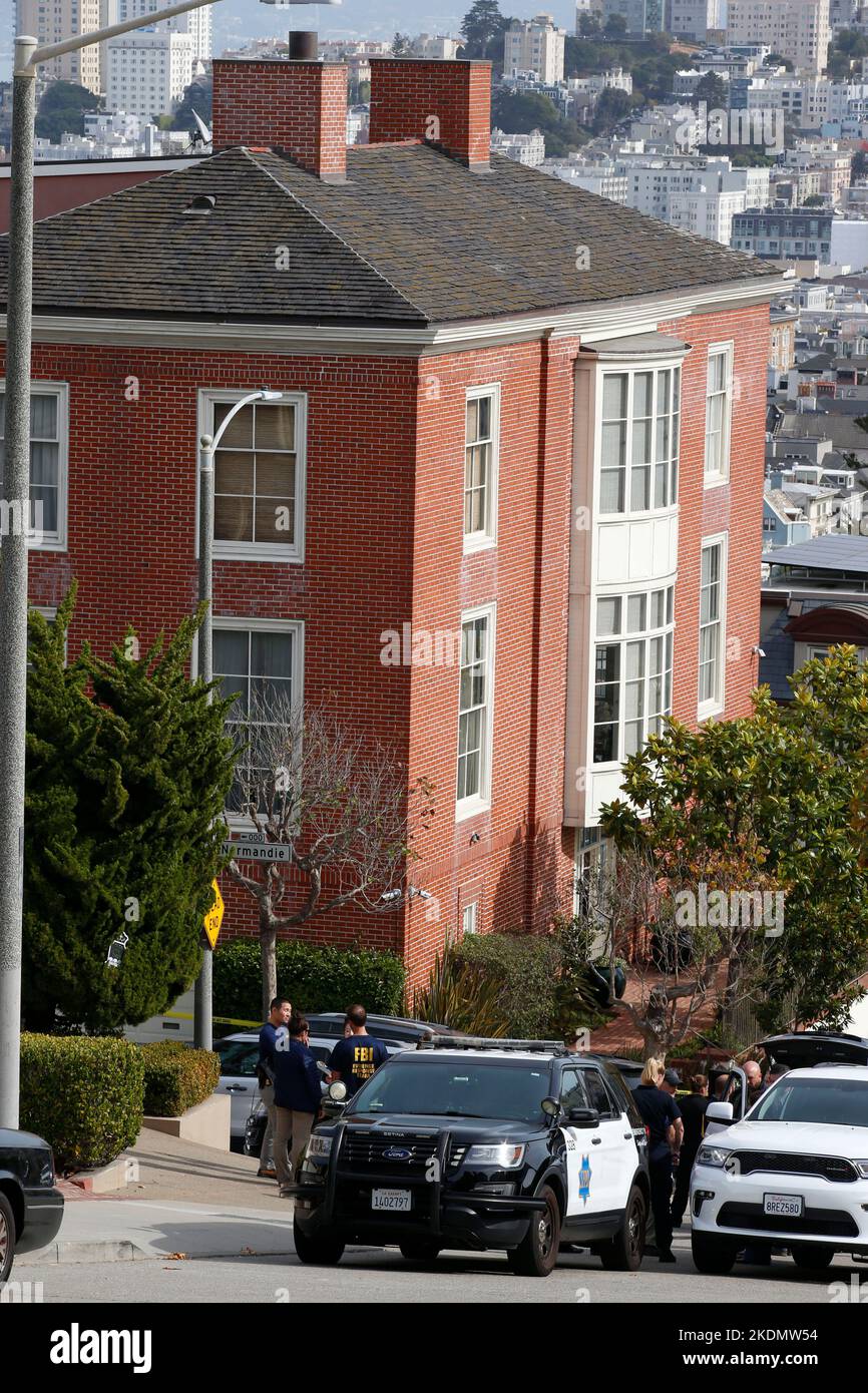 San Francisco, California, Stati Uniti. 28th Ott 2022. La polizia e gli investigatori dell'FBI lavorano fuori dalla casa di Paul Pelosi, il marito del presidente della casa Nancy Pelosi, a San Francisco, venerdì 28 ottobre 2022. Paul Pelosi, è stato attaccato e severamente picchiato da un assalitore con un martello che ha rotto nella loro casa di San Francisco all'inizio di venerdì, secondo le persone che hanno familiarità con l'indagine. (Credit Image: © David G. McIntyre/ZUMA Press Wire) Foto Stock