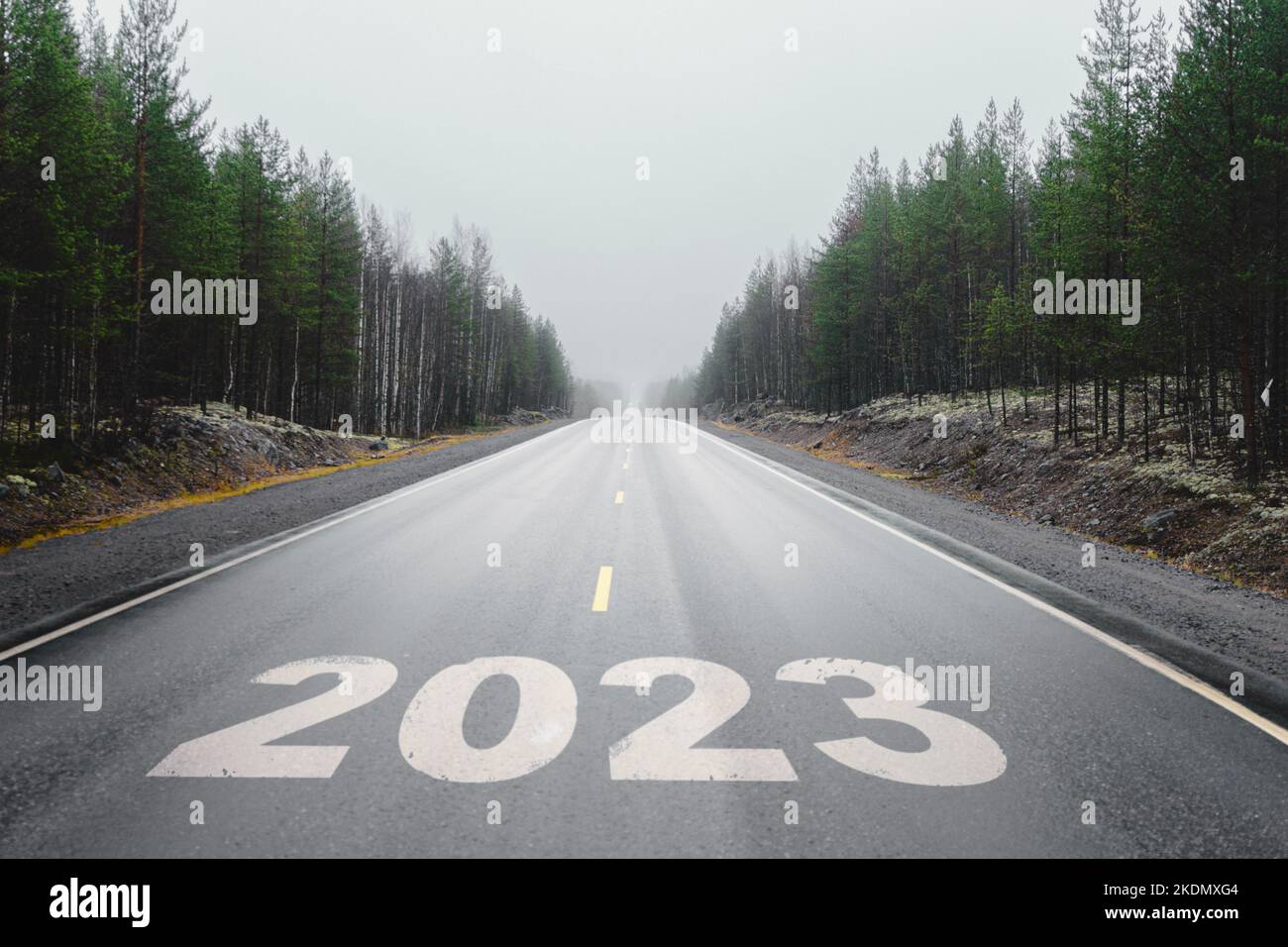 Autostrada con l'iscrizione 2023. Anno nuovo 2023. Un futuro oscuro. Foto di alta qualità Foto Stock