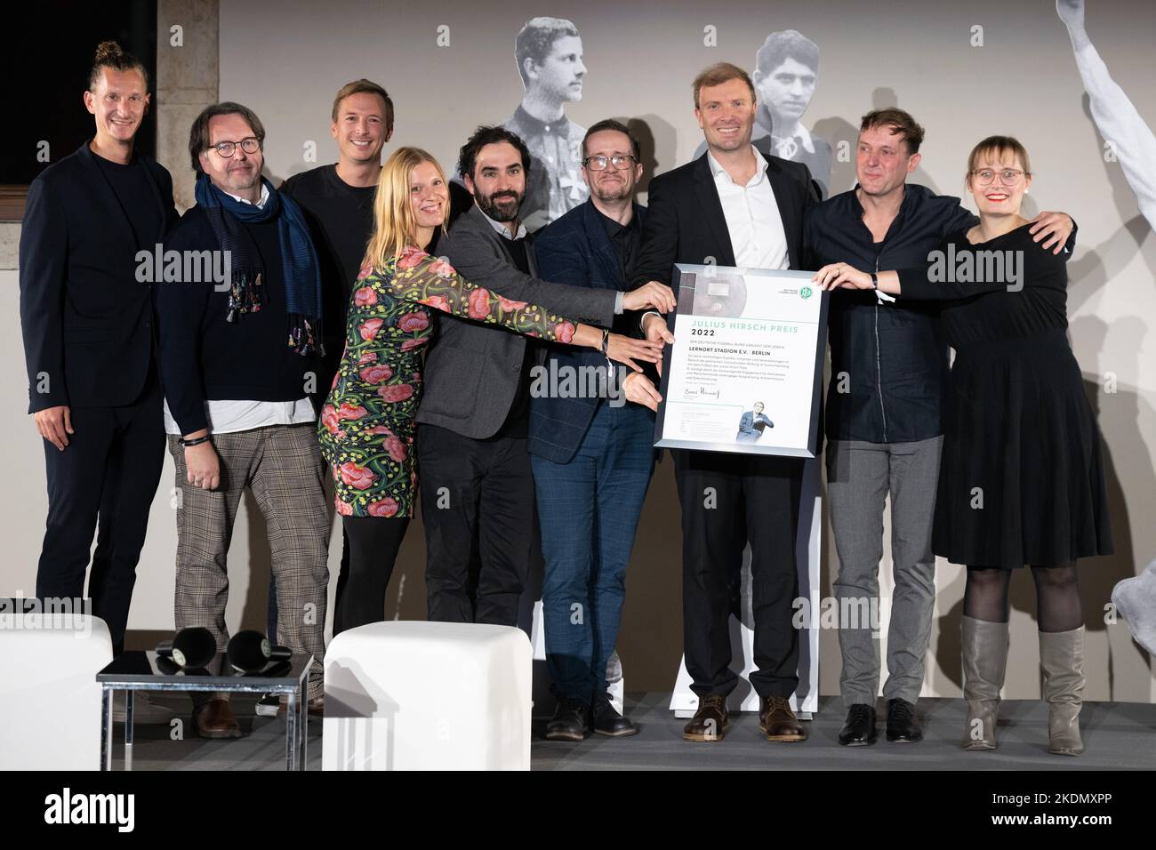Dresda, Germania. 07th Nov 2022. L'organizzazione ombrello Lernort Stadion e.V. riceve il Premio Julius Hirsch per l'organizzazione di programmi educativi per i giovani negli stadi di calcio. Con il Premio Julius Hirsch, il DFB ha commemorato ogni anno le vittime ebraiche dello stato nazionalsocialista di ingiustizia dal 2005. Credit: Sebastian Kahnert/dpa/Alamy Live News Foto Stock