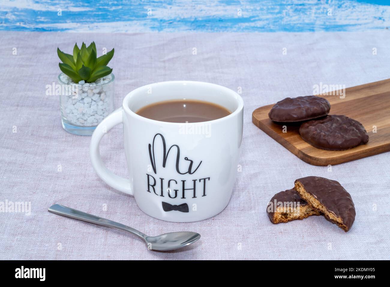 Una tazza di caffè bianca con il testo MR Right stampato su di essa per l'umorismo di relazione Foto Stock