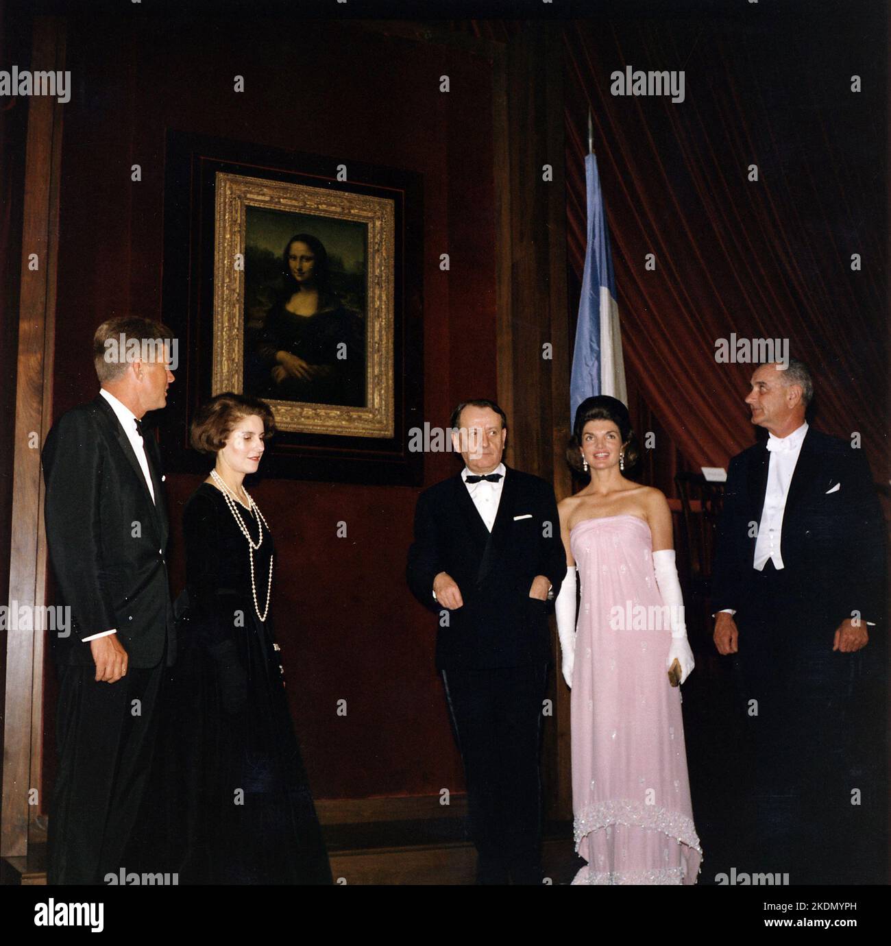 Presentazione della Mona Lisa. Il Presidente Kennedy, Madame Malraux, il Ministro francese degli affari culturali Andre Malraux, la Sig.ra Kennedy, il Vicepresidente Johnson. Washington, D.C., National Gallery of Art 8 gennaio 1963 Foto Stock