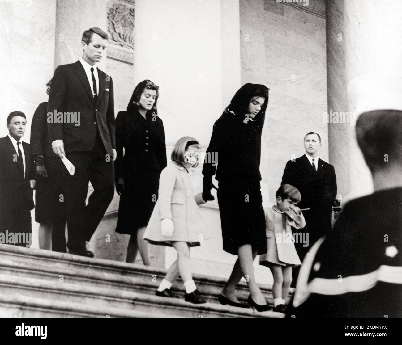 La famiglia del Presidente lascia il Campidoglio dopo la cerimonia. Caroline Kennedy, Jacqueline Bouvier Kennedy, John F. Kennedy, Jr Foto Stock