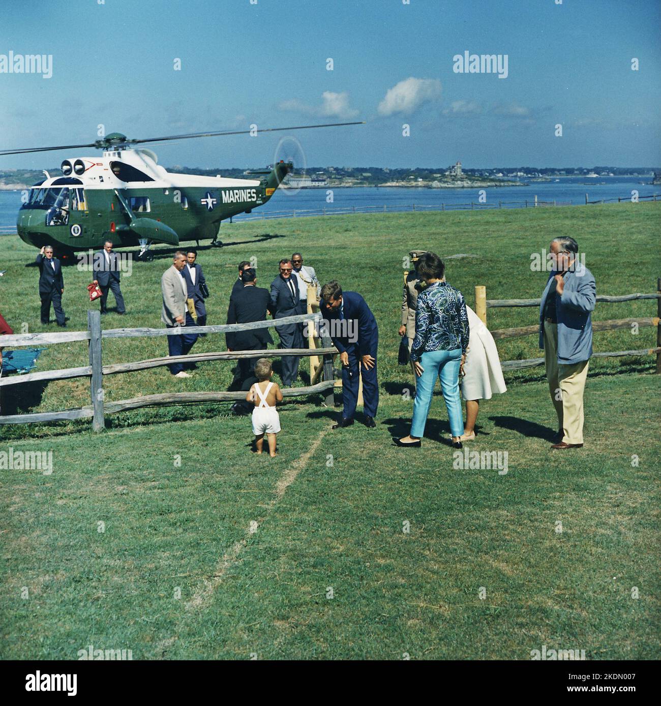 Arrivo del presidente alla fattoria Hammersmith. Presidente Kennedy, John F. Kennedy, Jr., Hugh D. Auchincloss, Vice Segretario alla Stampa Andrew Hatcher, Aides, altri. Newport, RI, Hammersmith Farm. Agosto 1962. Robert L Knudsen photojpg Foto Stock