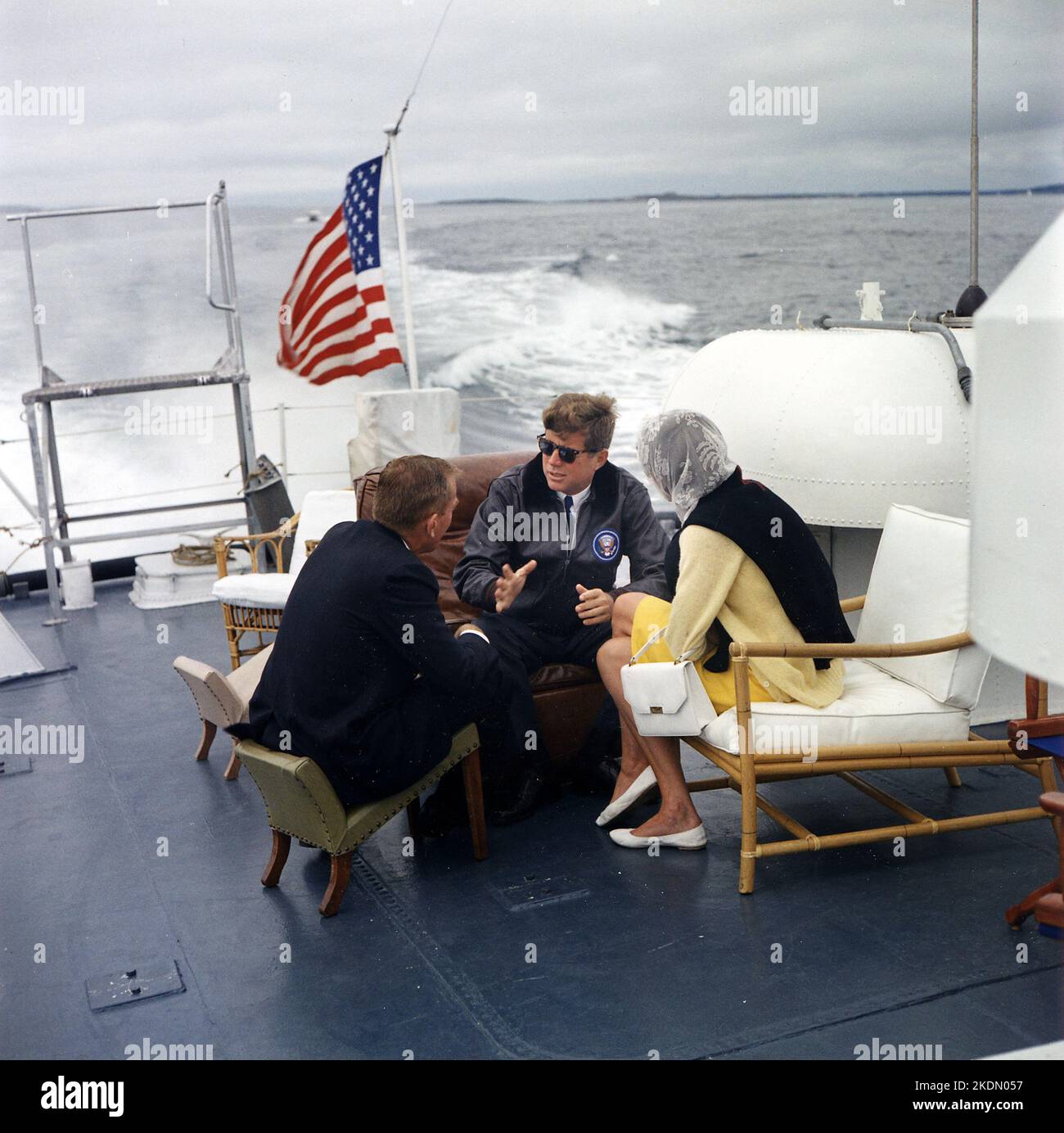 President Vacations nel Maine. Sottosegretario della Marina Paul Fay, Presidente Kennedy, Patricia Kennedy Lawford. Boothbay Harbor, ME, a bordo della Guardia Costiera degli Stati Uniti Cutter 'Guardian 1' Agosto 1962 - Robert L Knudsen foto Foto Stock