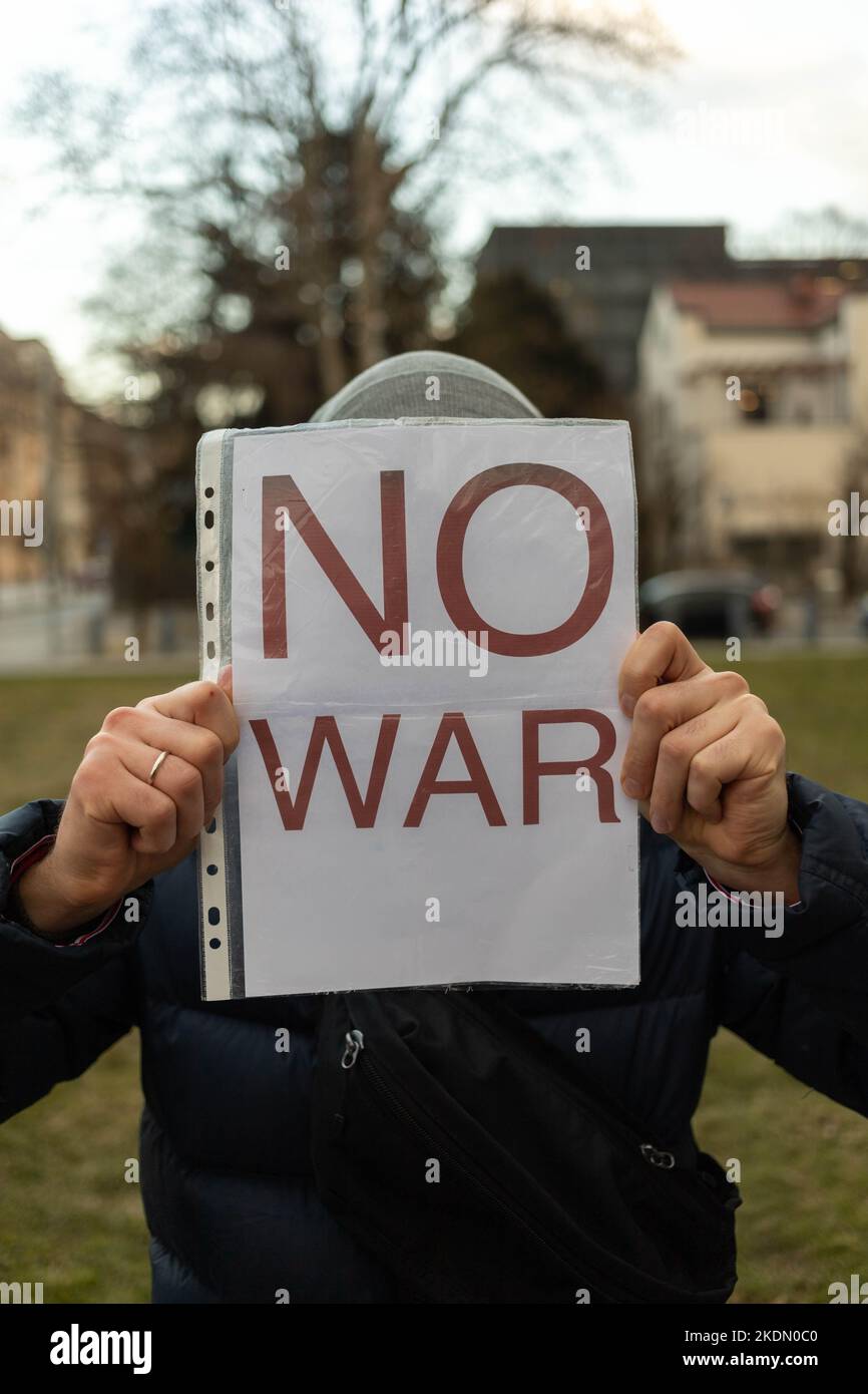 una dimostrazione di uomo con manifesto senza guerra Foto Stock