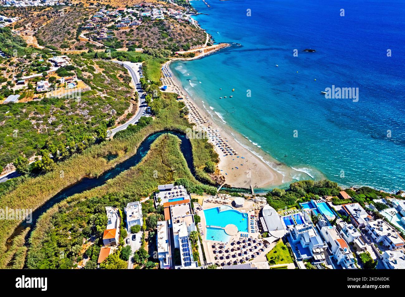 Vista aerea (drone) della spiaggia di Almyros (e zona umida) vicino alla città di Agios Nikolaos, prefettura di Lasithi, Creta, Grecia. Foto Stock
