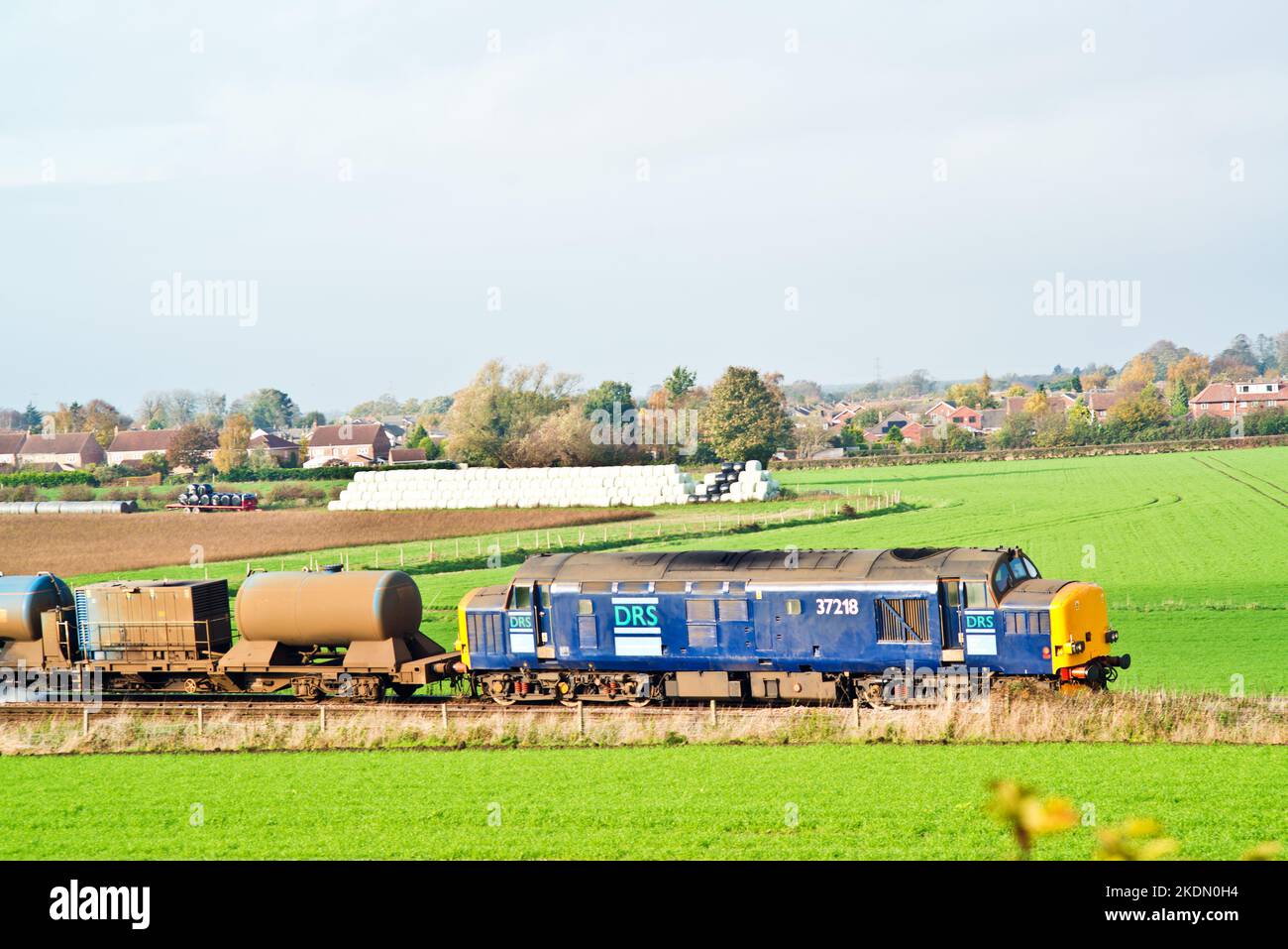 Classe 37218 sul treno Rail Head Treatment Train a Poppleton, North Yorkshire, Inghilterra Foto Stock