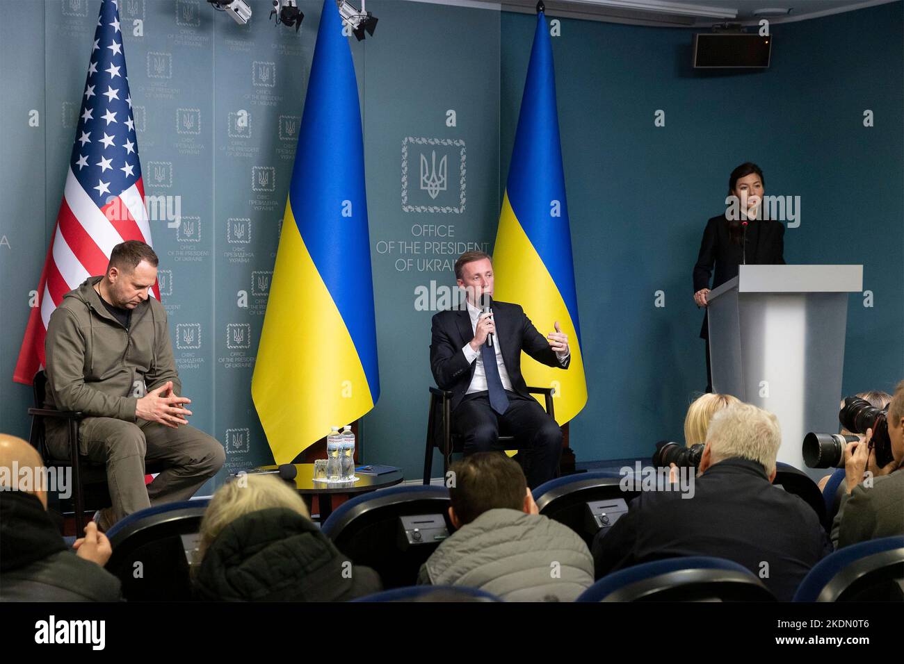 Kiev, Ucraina. 04 Novembre 2022. Jake Sullivan, consulente nazionale per la sicurezza statunitense, risponde a una domanda durante un briefing con il capo ucraino dell'ufficio presidenziale Andriy Yermak, a sinistra, a seguito di discussioni bilaterali sull'assistenza alla sicurezza, il 4 novembre 2022 a Kyiv, Ucraina. Credit: Presidenza Ucraina/Ufficio stampa presidenziale Ucraina/Alamy Live News Foto Stock