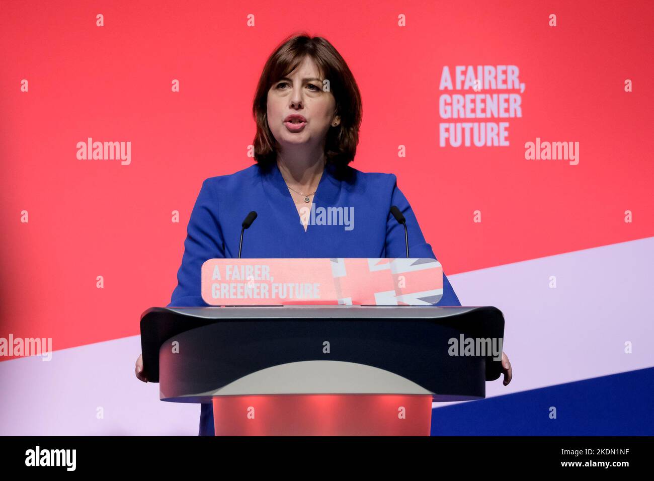 Lucy Powell, (Segretario di Stato ombra per il digitale, la cultura, i media e lo sport), si rivolge alla conferenza per avviare la sessione “Un futuro verde e digitale” del giorno 3, fotografata durante la Conferenza autunnale del Partito laburista tenutasi ad ACC Liverpool , Liverpool , martedì 27 settembre 2022 . Foto di Julie Edwards. Foto Stock