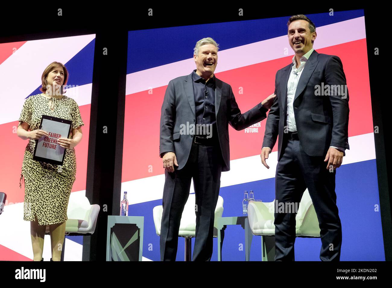 Keir Starmer, (leader dell'opposizione), in conversazione con Lucy Powell, (Shadow Secretary of state for Digital, Culture, Media and Sport) e Gary Neville fotografati durante la Conferenza autunnale del Partito laburista tenutasi ad ACC Liverpool , Liverpool lunedì 26 settembre 2022 . Foto di Julie Edwards. Foto Stock