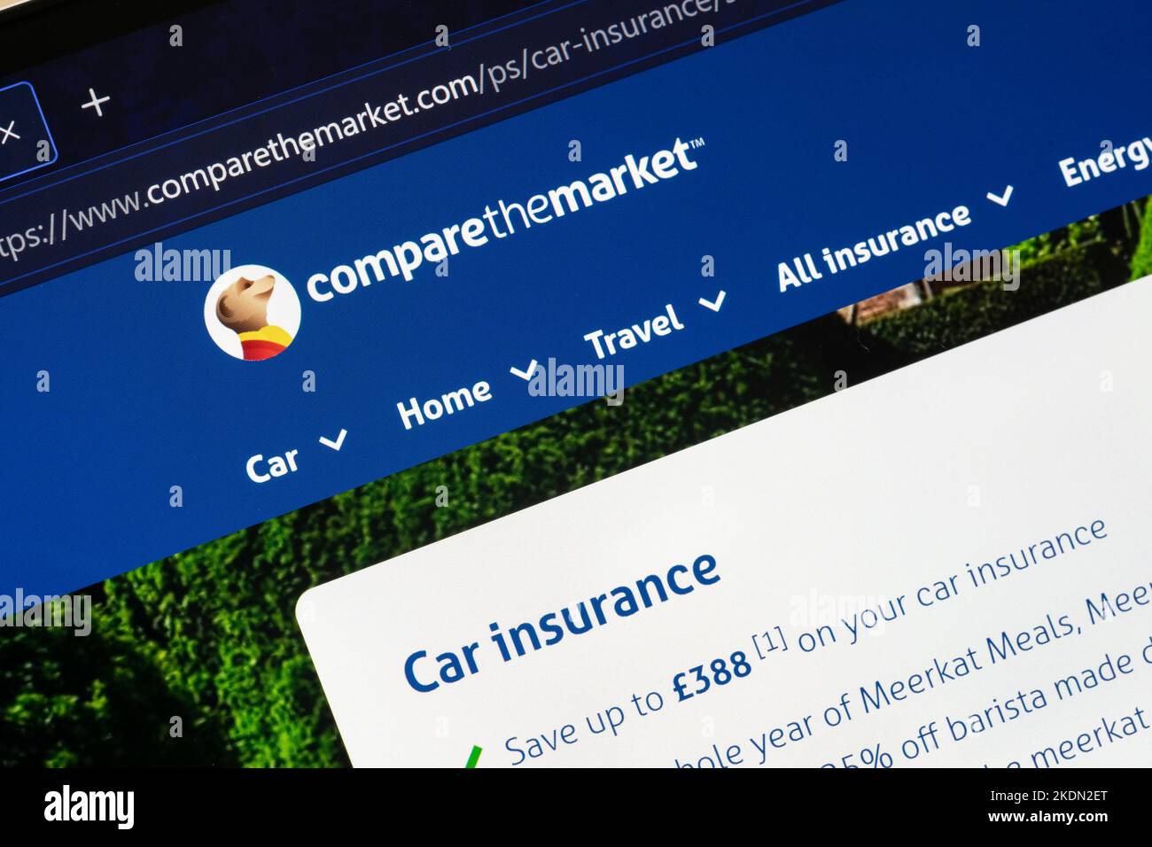 Comparethemarket home page e logo su uno schermo di un notebook - un sito web di confronto prezzi nel Regno Unito, sulla pagina di assicurazione auto Foto Stock