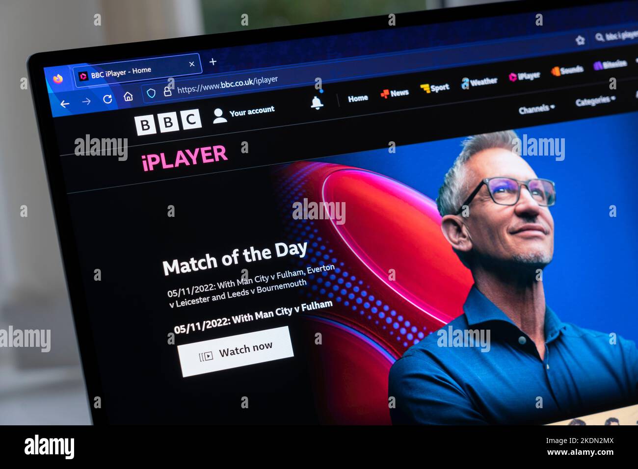 Match of the Day (MOTD) è un programma di analisi e highlights del calcio, qui mostrato su BBC iPlayer su uno schermo di un computer portatile e ospitato da Gary Lineker Foto Stock