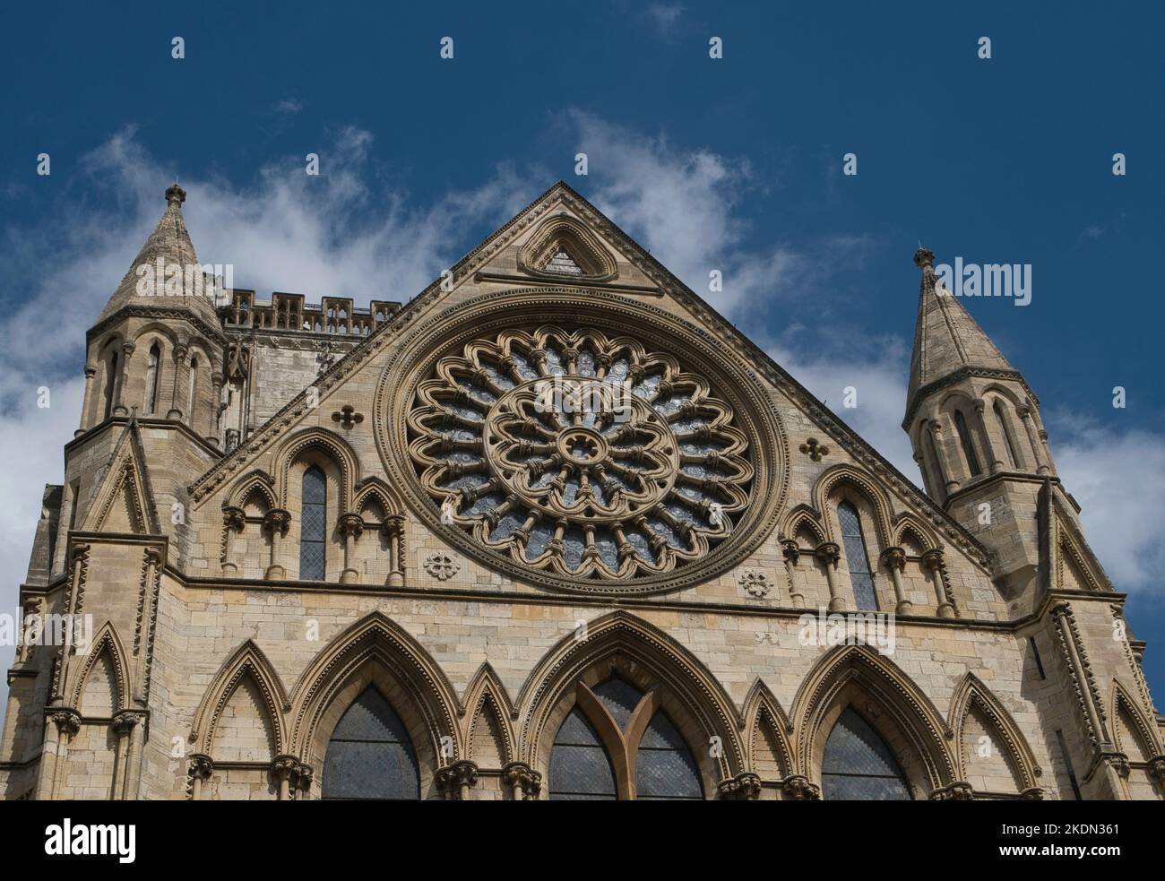 Parte superiore con Rose Window della facciata del transetto meridionale di York Minster, North Yorkshire Foto Stock