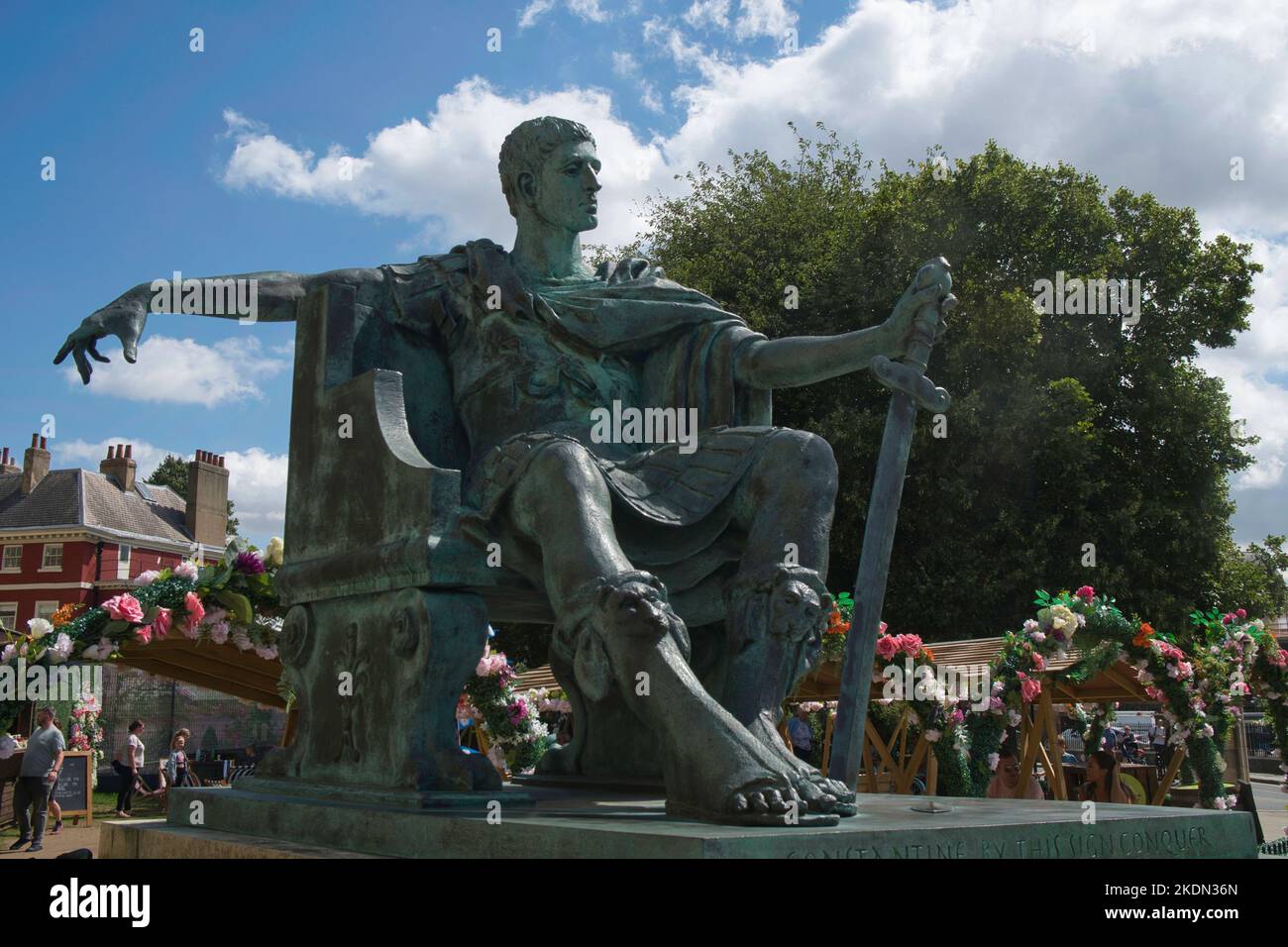 Statua in bronzo dell'imperatore romano Constantine the Great (274-337 d.C.) al di fuori del fronte di York Minster, York, North Yorkshire, Inghilterra Foto Stock
