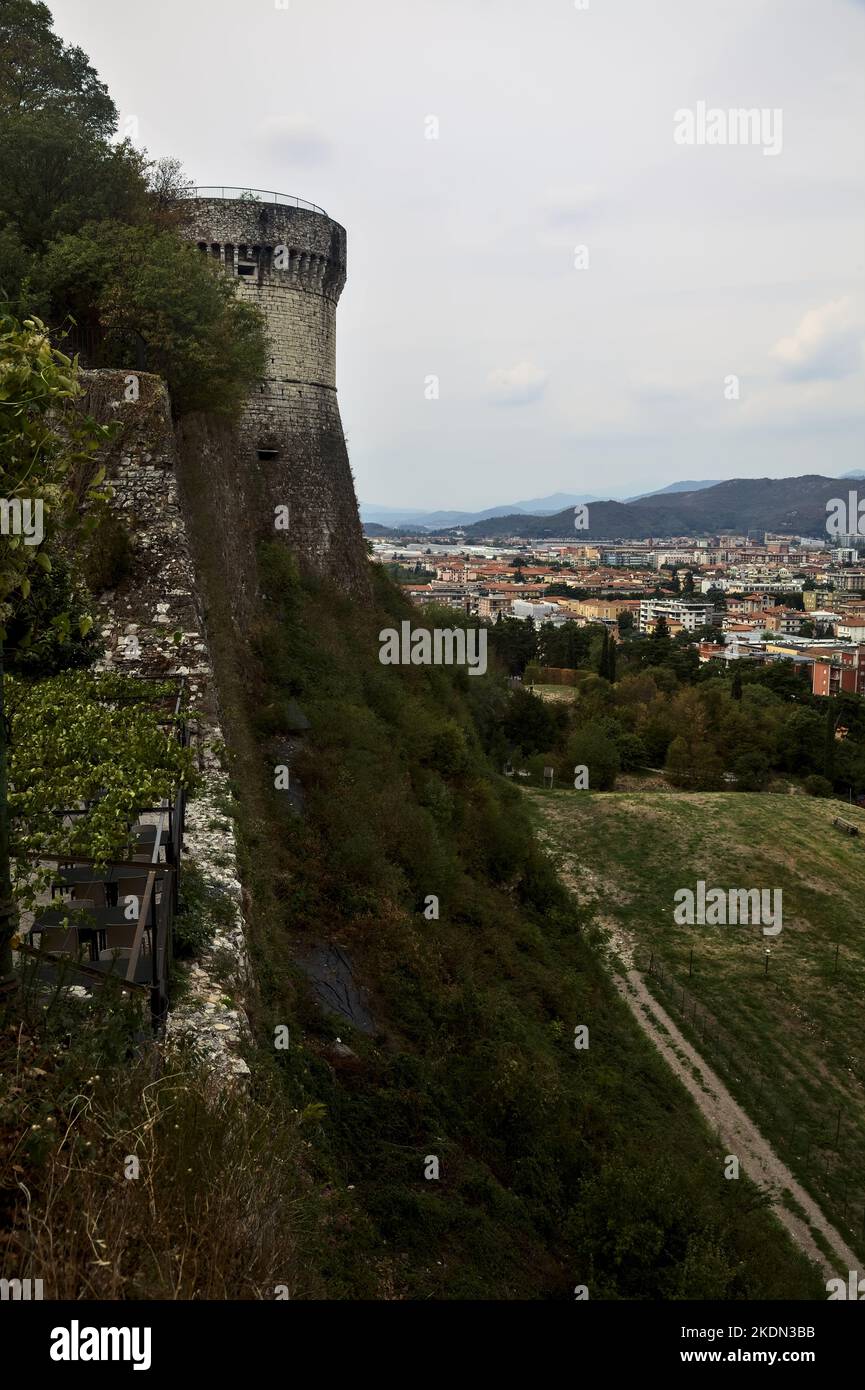 Città vista dall'alto incorniciata da un castello costruito su una scogliera in una giornata nuvolosa Foto Stock