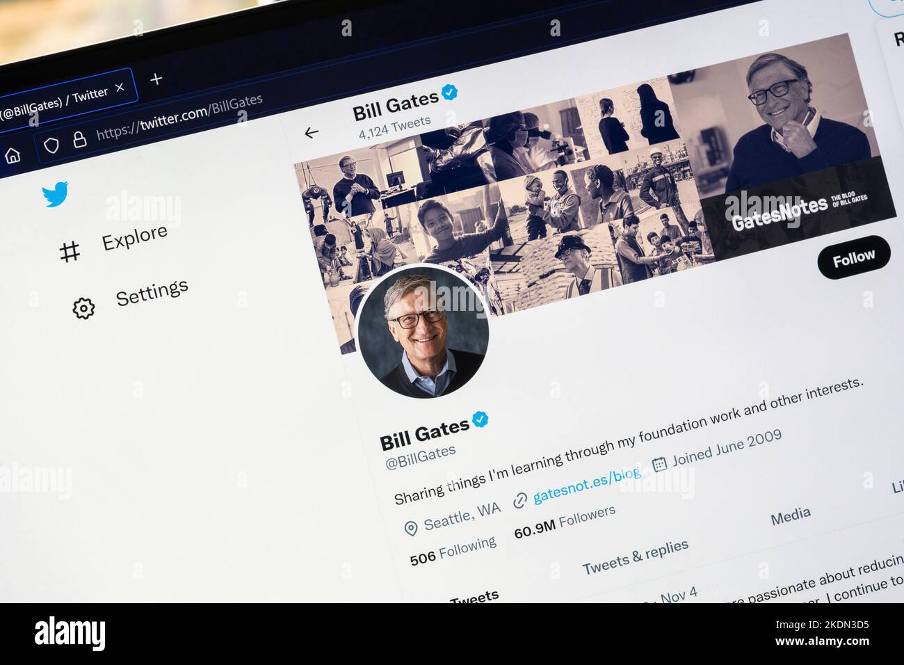 Twitter Profilo pagina per William (Bill) Henry Gates III, un magnate americano di business, sviluppatore di software, investitore, autore e filantropo Foto Stock