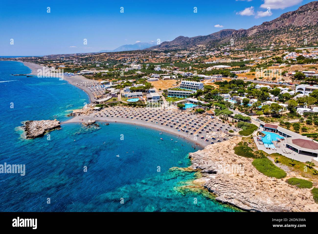 Vista aerea (drone) della spiaggia della baia di Kakkos (bandiera blu premiata), tra i villaggi di ferma e Koutsounari, Ierapetral, Lassithi, Creta, Grecia. Foto Stock