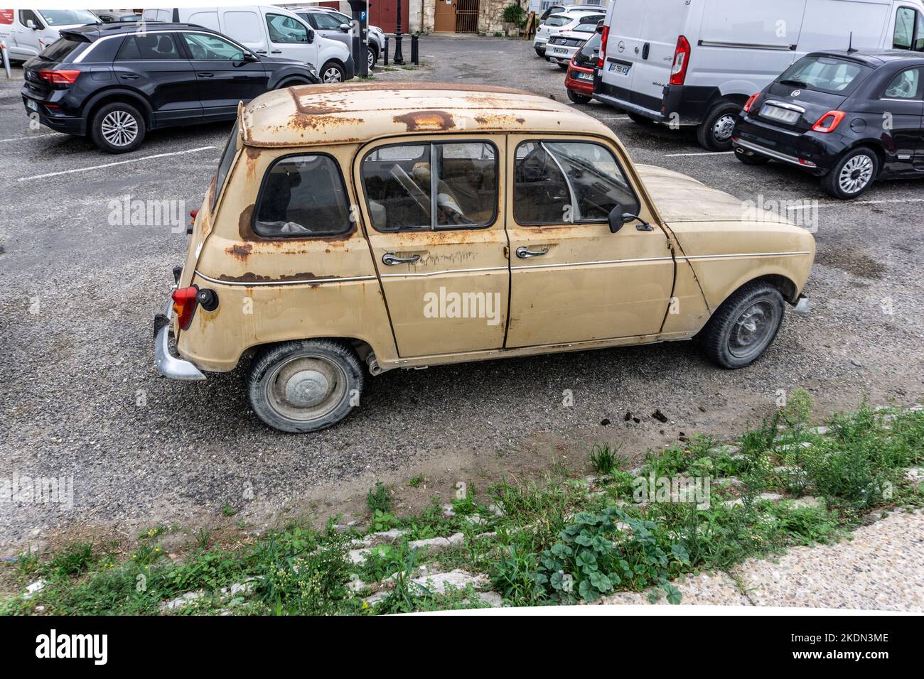 Una vecchia Renault 4 arrugginita che ha visto giorni più felici. Foto Stock