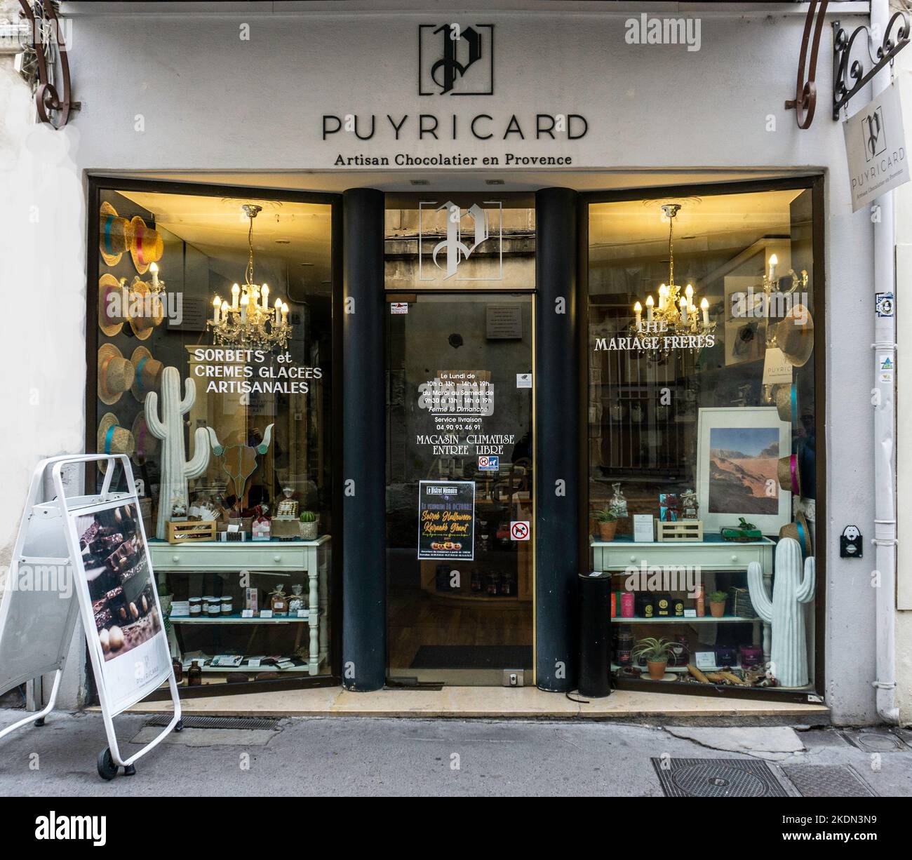 Una succursale di Chocolaterie de Puyricard ad Arles, Francia. Cioccolatiere artigianale. Foto Stock
