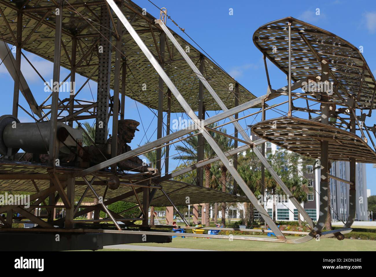 Wright Flyer Sculpture di Larry Godwin nel campus della Embry-Riddle Aeronautical University di Daytona, Florida Foto Stock