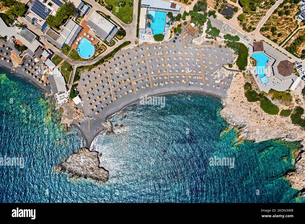 Vista aerea (drone) della spiaggia della baia di Kakkos (bandiera blu premiata), tra i villaggi di ferma e Koutsounari, Ierapetral, Lassithi, Creta, Grecia. Foto Stock