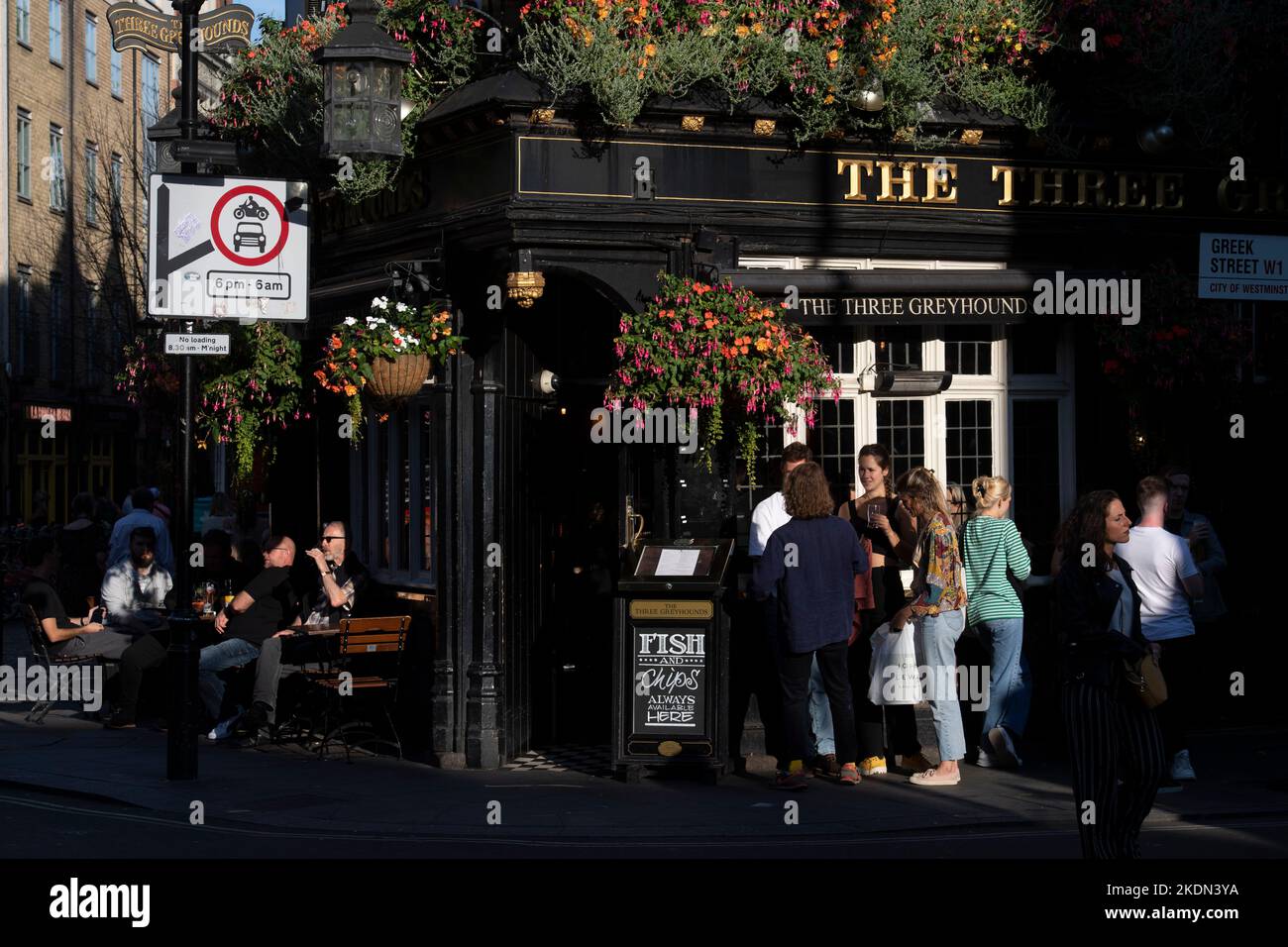 Bevitori pomeridiani, godendosi il sole all'aperto, il Three Greyhounds Pub, 25 Greek Street, Soho, Londra, Regno Unito. 14 settembre 2022 Foto Stock