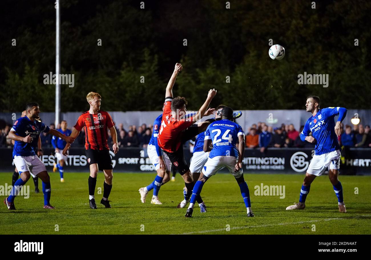 Dan Bayliss di Bracknell Town ha tentato di raggiungere il traguardo durante la partita della Emirates fa Cup al SB Stadium di Sandhurst. Data immagine: Lunedì 7 novembre 2022. Foto Stock