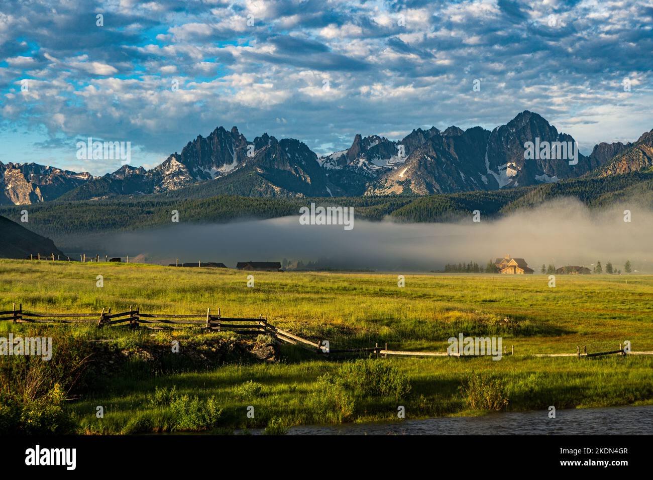 La nebbia ricopre il terreno sotto le Sawtooth Mountains dell'Idaho. Foto Stock