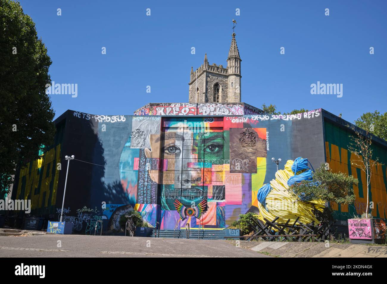 Carta di sicurezza delle donne murale Painting Old Bank Building Bristol Inghilterra Regno Unito Foto Stock