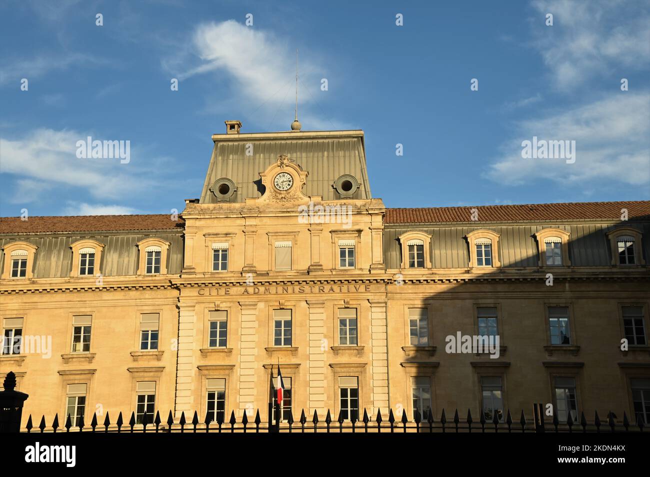Una vista esterna di un edificio amministrativo nella città francese di Avignone. Foto Stock
