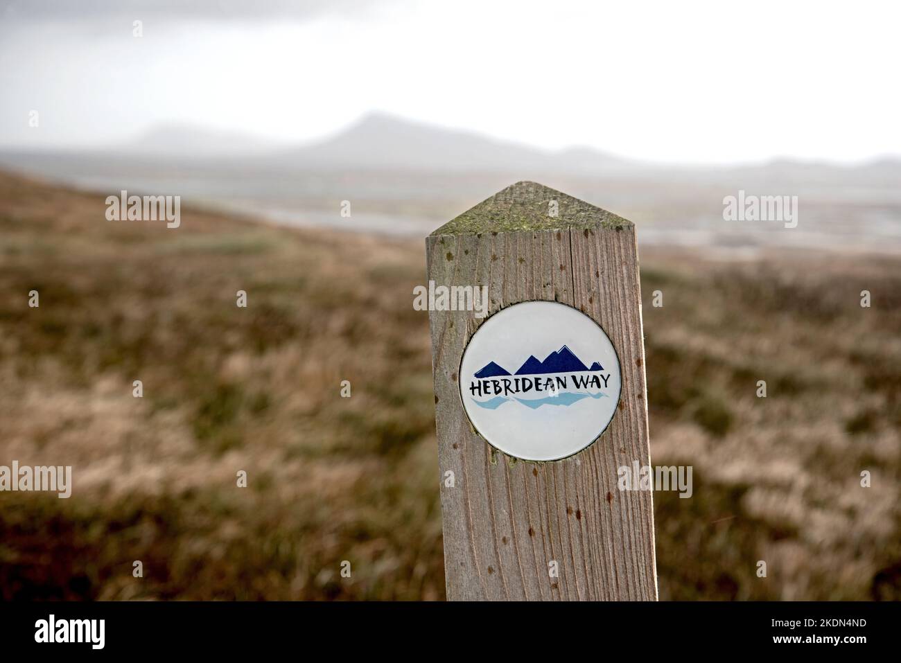 Segnavia della via Hebridea a Rueval su Benbecula, Ebridi esterne, Western Isles, Scozia, Regno Unito. Foto Stock