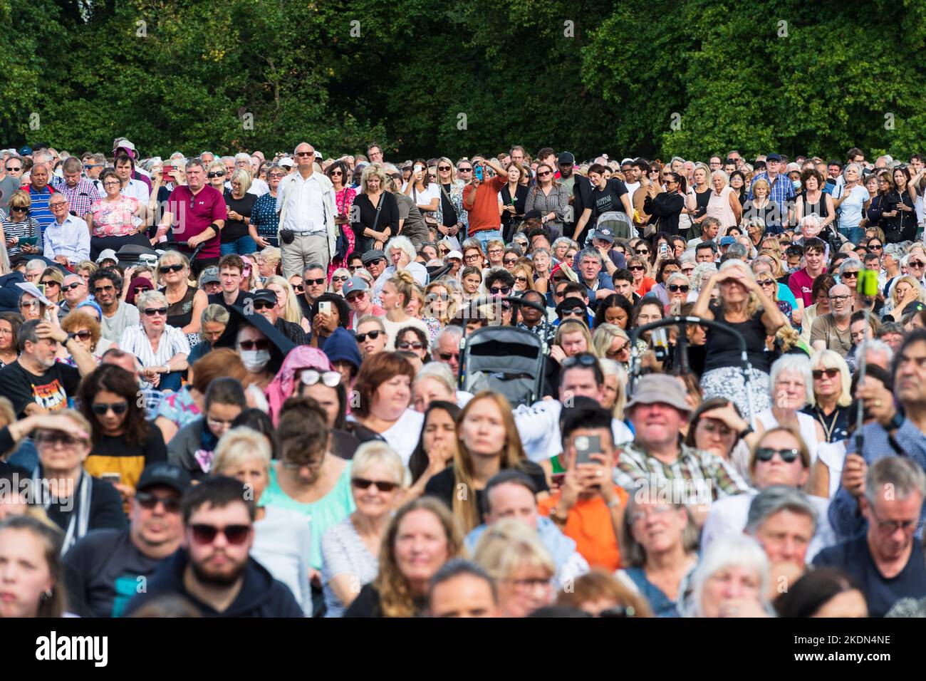 Una grande folla in Hyde Park guarda la trasmissione dal vivo della bara di sua Maestà la Regina che viene presa dalla processione militare da Buckingham Palace a. Foto Stock