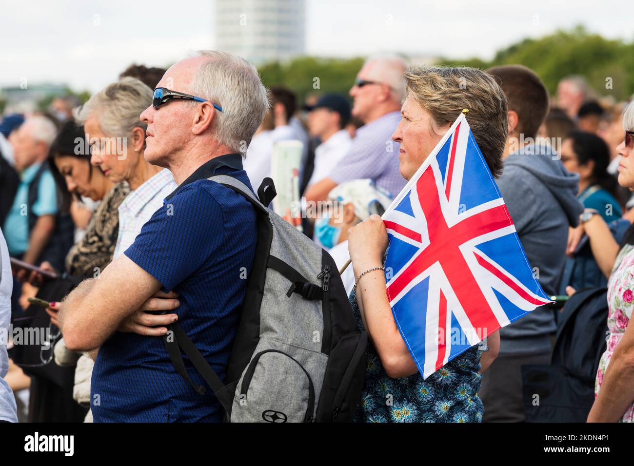 Una grande folla in Hyde Park guarda la trasmissione dal vivo della bara di sua Maestà la Regina che viene presa dalla processione militare da Buckingham Palace a. Foto Stock