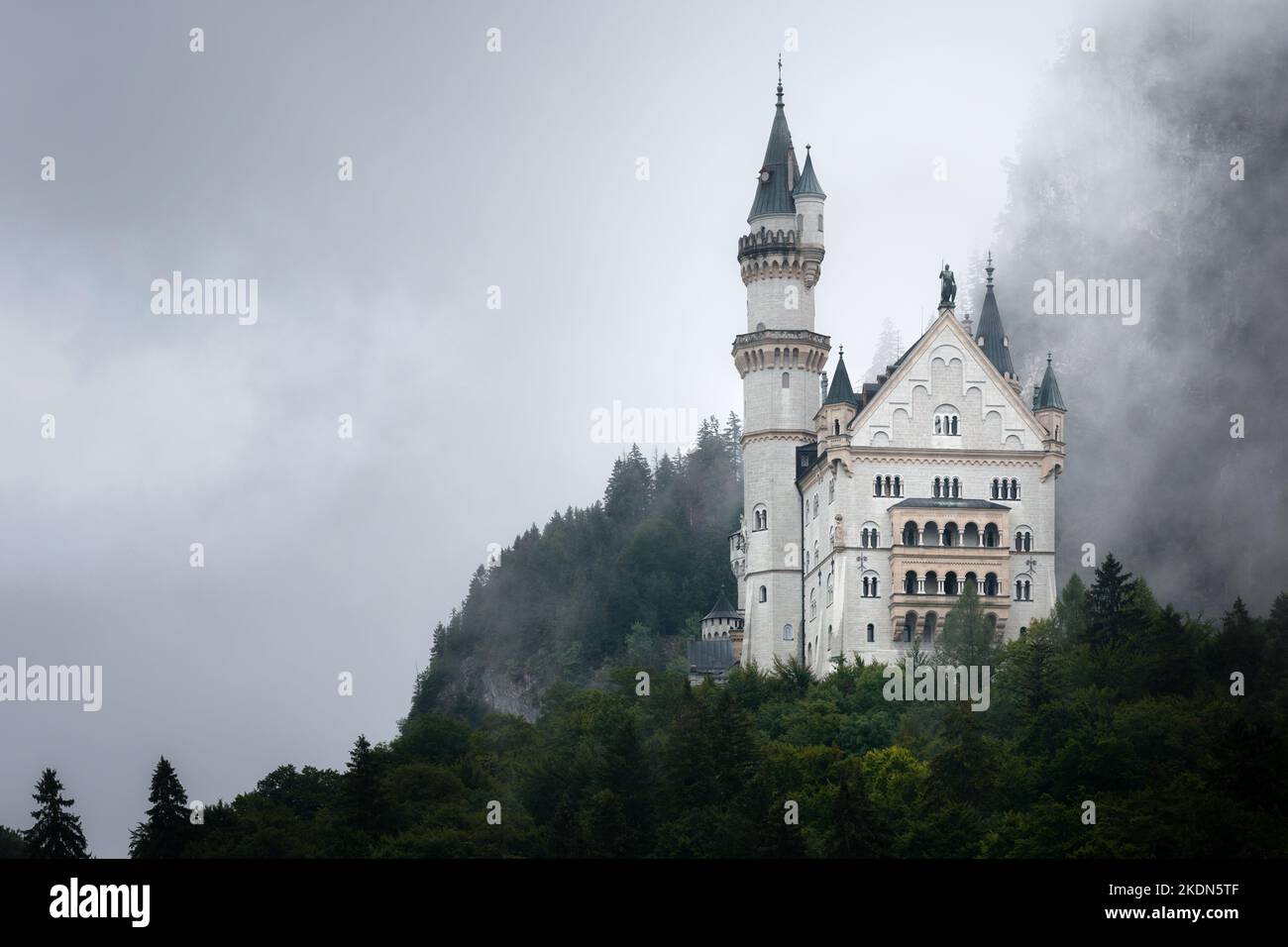 Castello di Neuschwanstein a Fussen, splendido palazzo neogotico del XIX secolo e punto di riferimento più famoso della Baviera, Germania. Vista da lontano su una ra Foto Stock
