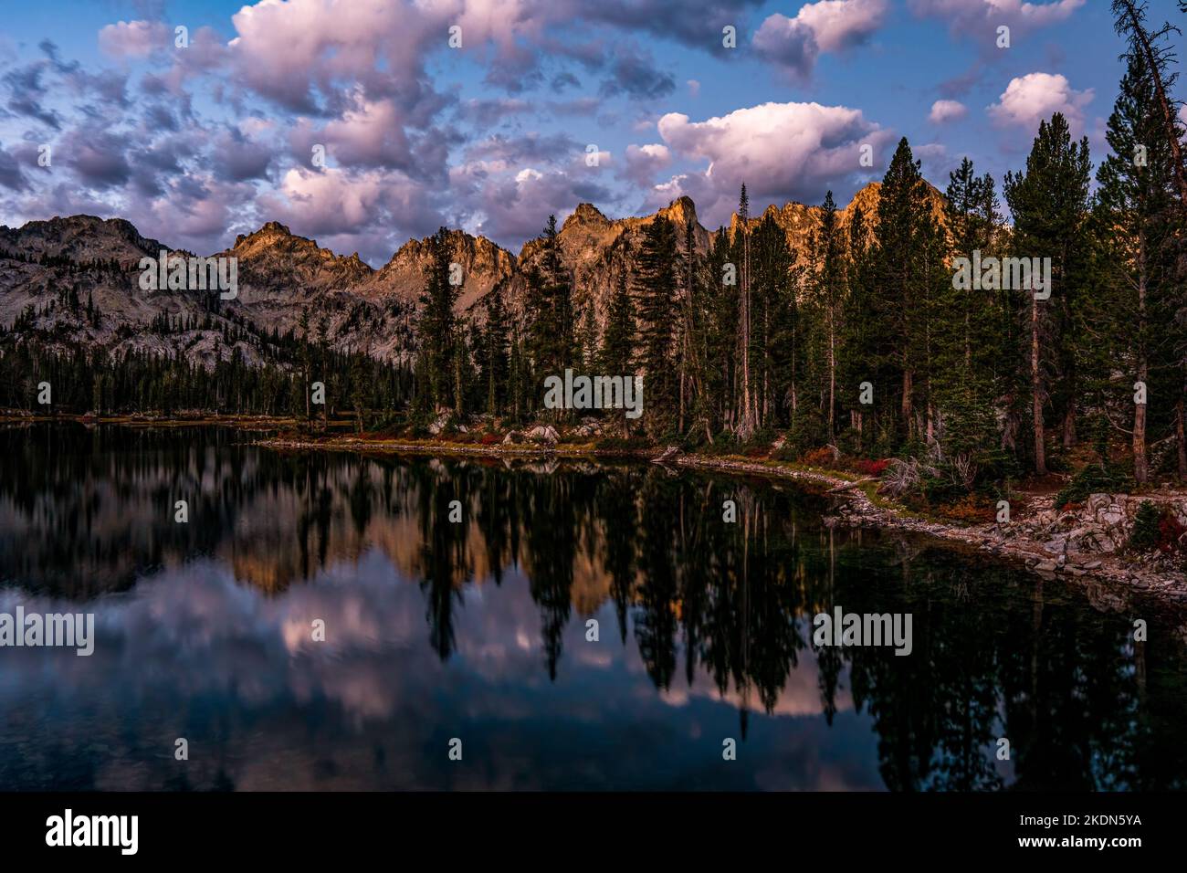 Mattina presto a Alice Lake nella Sawtooth Wilderness dell'Idaho Foto Stock