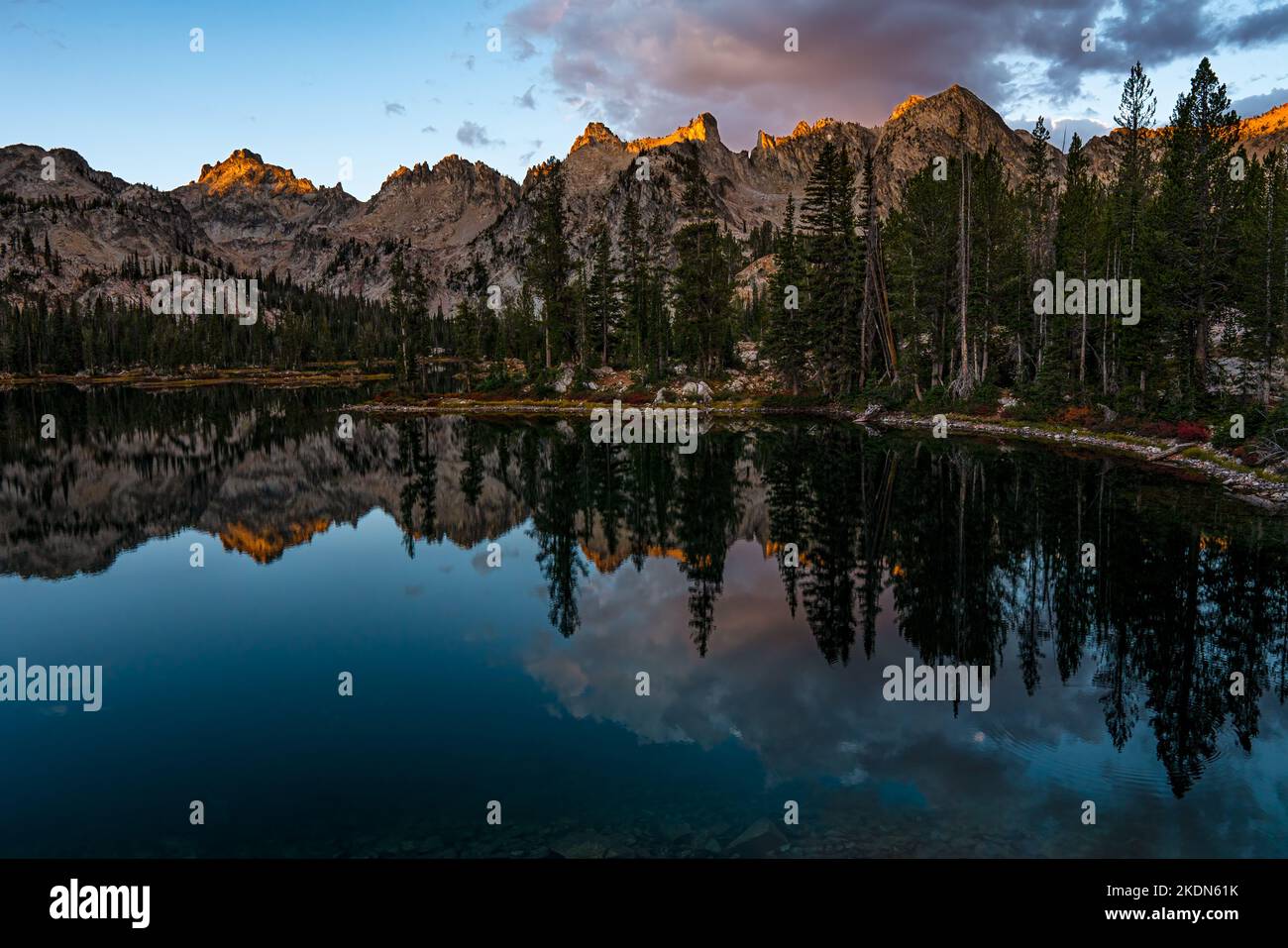 Mattina presto a Alice Lake nella Sawtooth Wilderness dell'Idaho Foto Stock