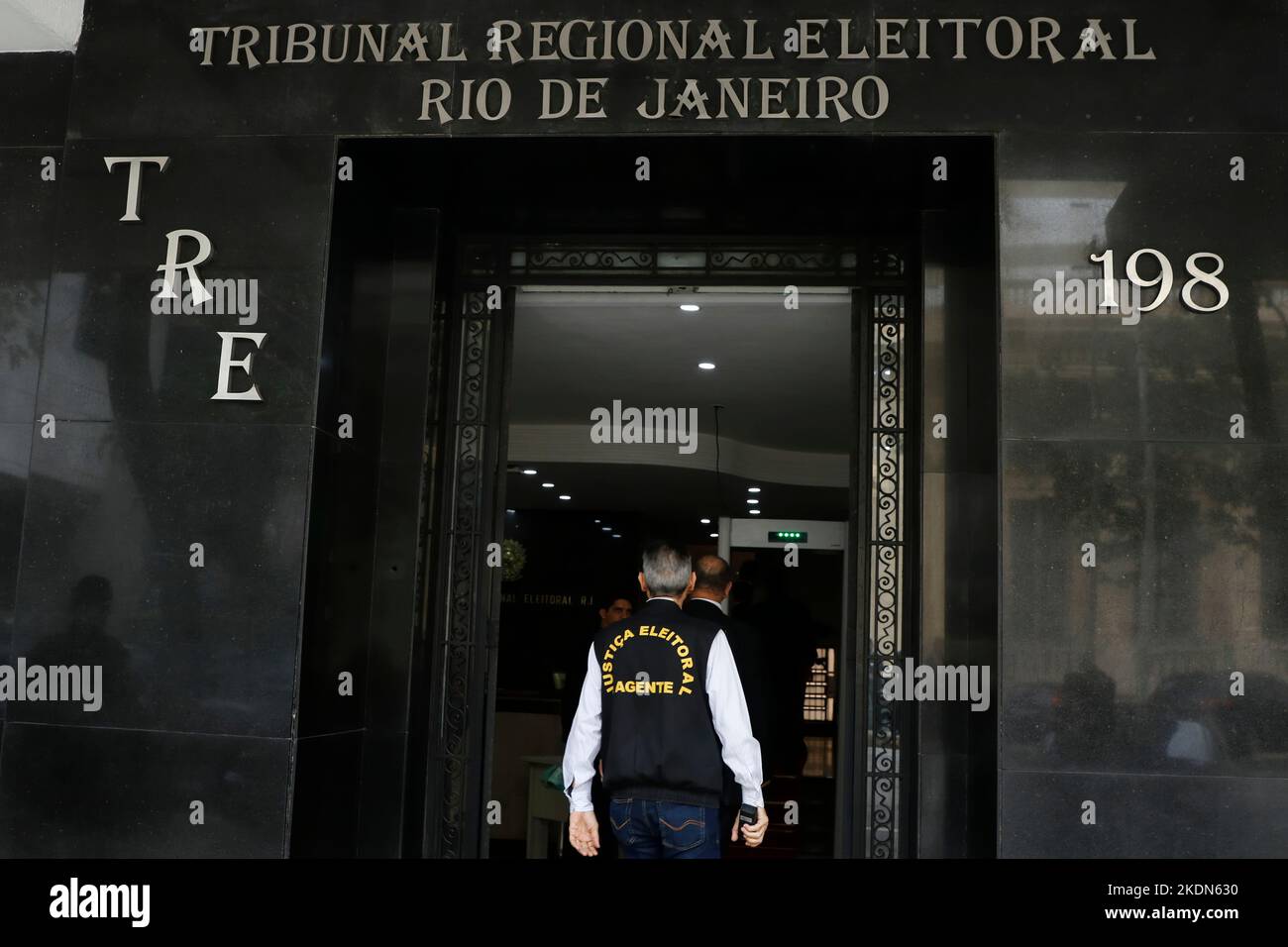 Edificio della Corte elettorale. I membri della missione di osservazione della trasparenza elettorale seguono test su urna elettronica brasiliana dispositivo di voto per le elezioni Foto Stock