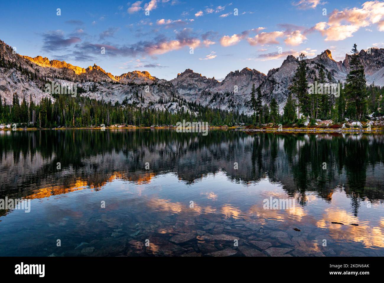 Tramonto al lago Alice nella Sawtooth Wilderness dell'Idaho Foto Stock