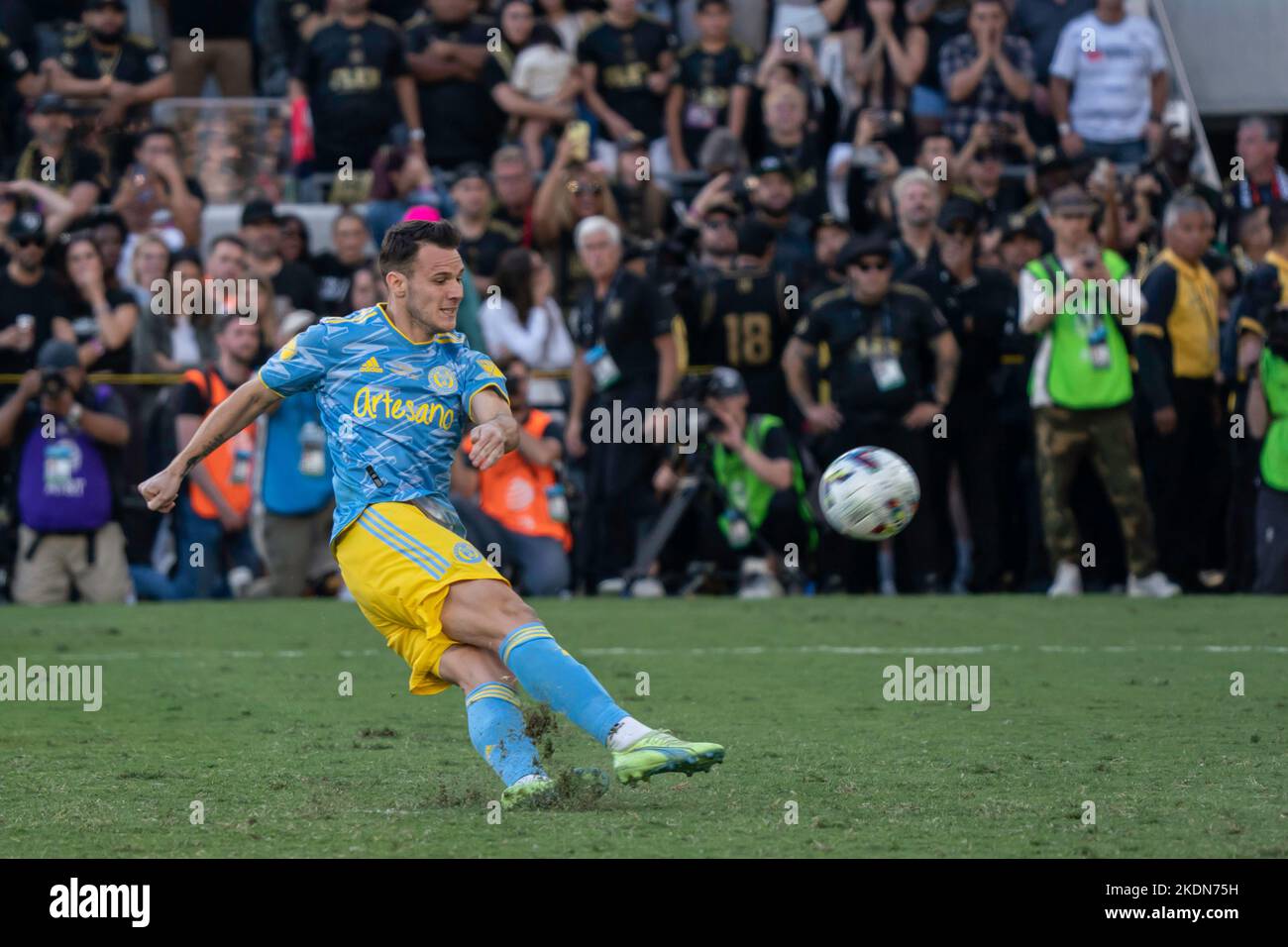 Il centrocampista della Philadelphia Union Déniel Gazdag (6) scivola e perde un calcio di punizione durante la partita della MLS Cup contro il Los Angeles FC, sabato, Novembe Foto Stock