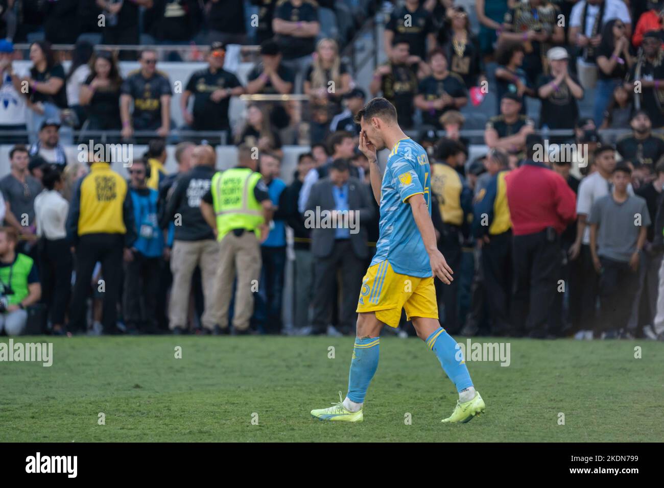 Il centrocampista della Philadelphia Union Déniel Gazdag (6) scivola e perde un calcio di punizione durante la partita della MLS Cup contro il Los Angeles FC, sabato, Novembe Foto Stock