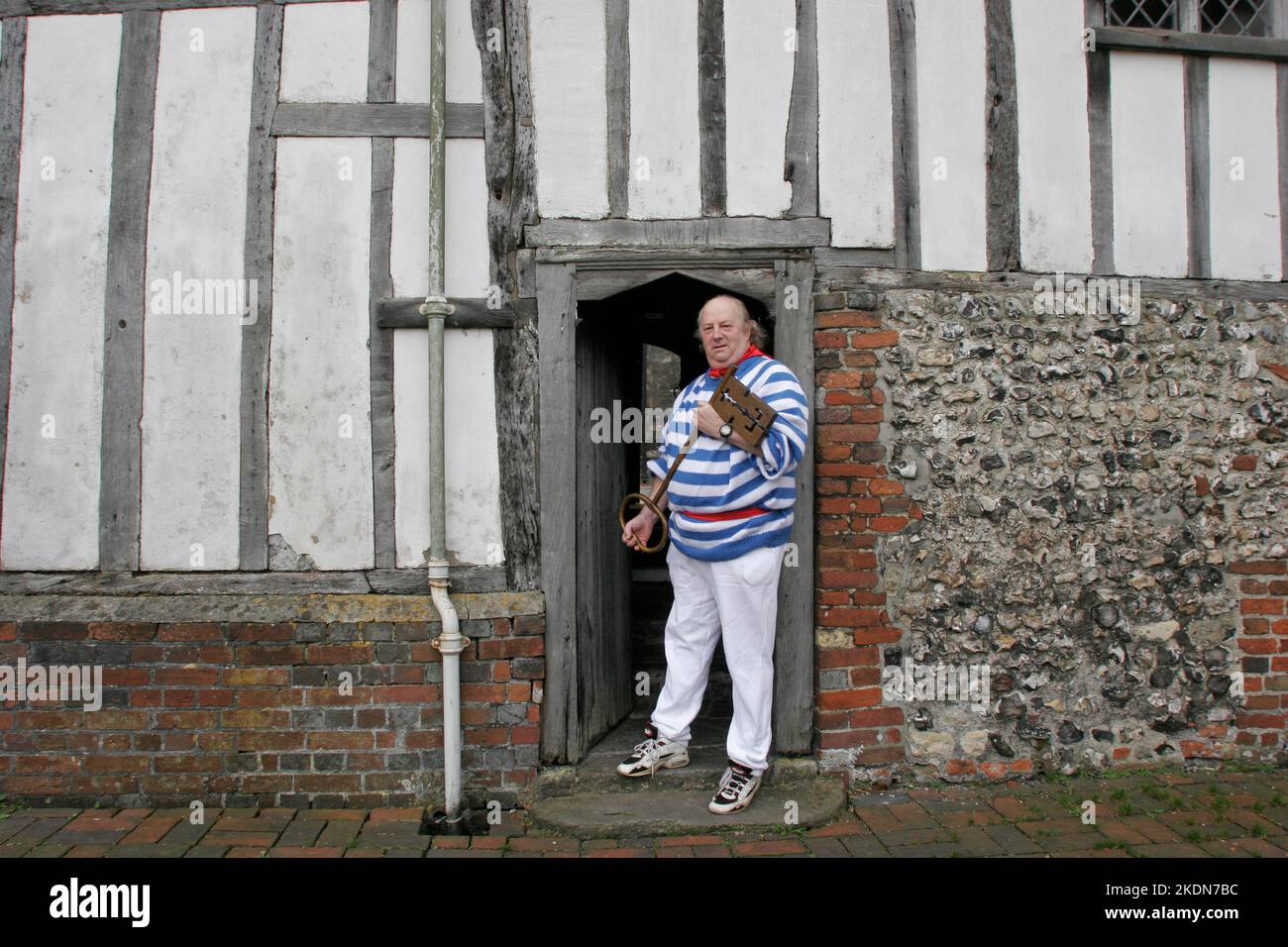 John Gocher, il Capitano delle scatole della società dei falò, o capocannoniere, raccoglie la chiave gigante dal museo di Lewes, un simbolo della libertà delle strade che viene concessa alle Società dei falò per il 5th novembre. Foto Stock