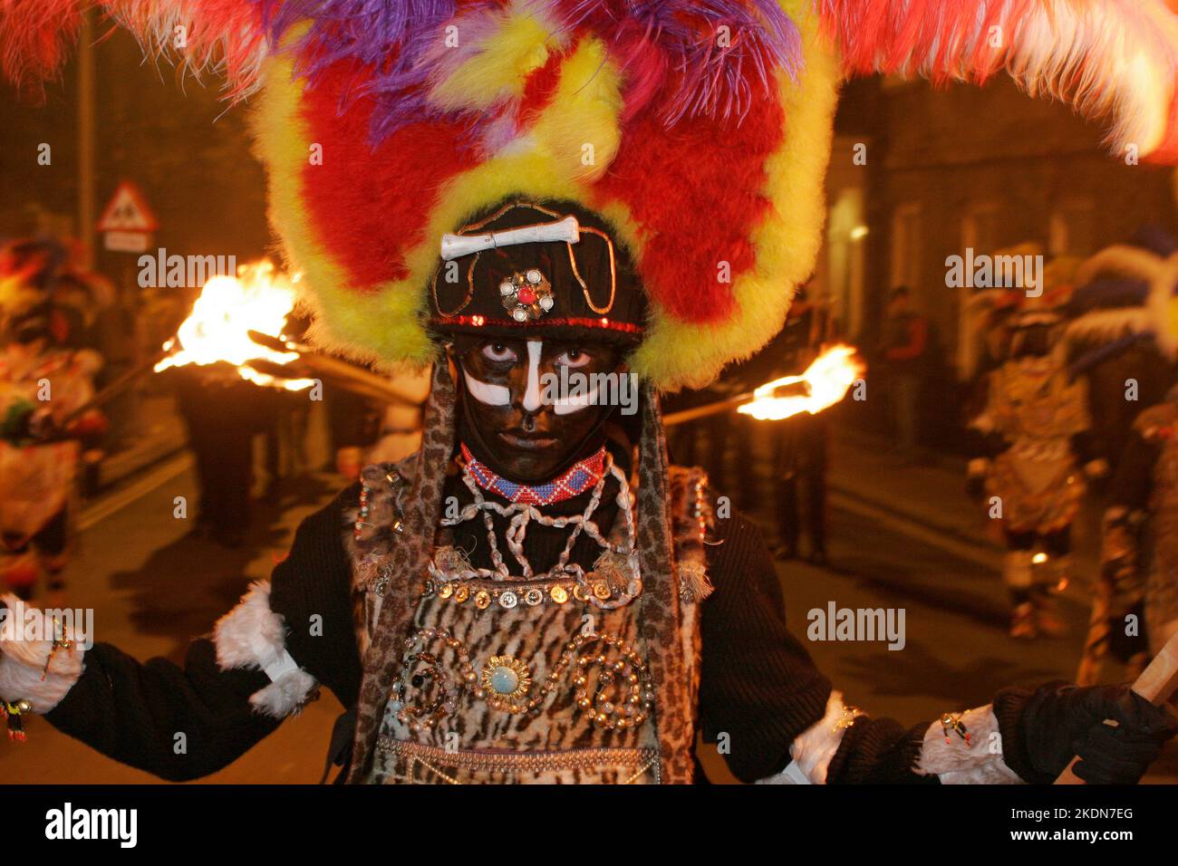 Persone vestite come Zulu Warriors prendere il comando nella processione Borough Bonfire Society attraverso le strade di Lewes in Sussex, Inghilterra il Novemebr 5th, Guy Fawkes Night.g Foto Stock