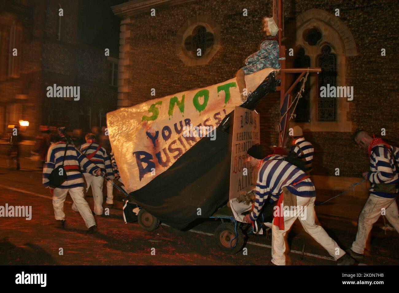 Il tableau della Società Borough Bonfire 'Nanny state' è tirato su per la ripida collina della strada principale di Lewes. Sul naso gigante sono scritte le parole 'Morve Your Business' e 'Keeping the Traditions of Bonfire Alive'. Foto Stock