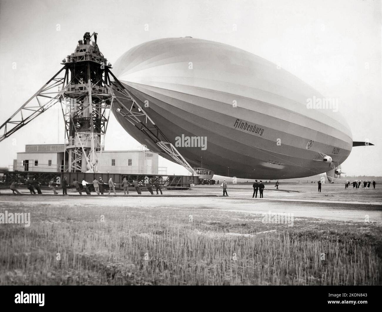 L'Hindenburg è ormeggiato a Lakehurst, New Jersey, dopo il suo primo attraversamento transatlantico verso gli Stati Uniti. Il logo degli anelli olimpici può essere visto sul lato del veliero - Maggio 9 1936 Foto Stock